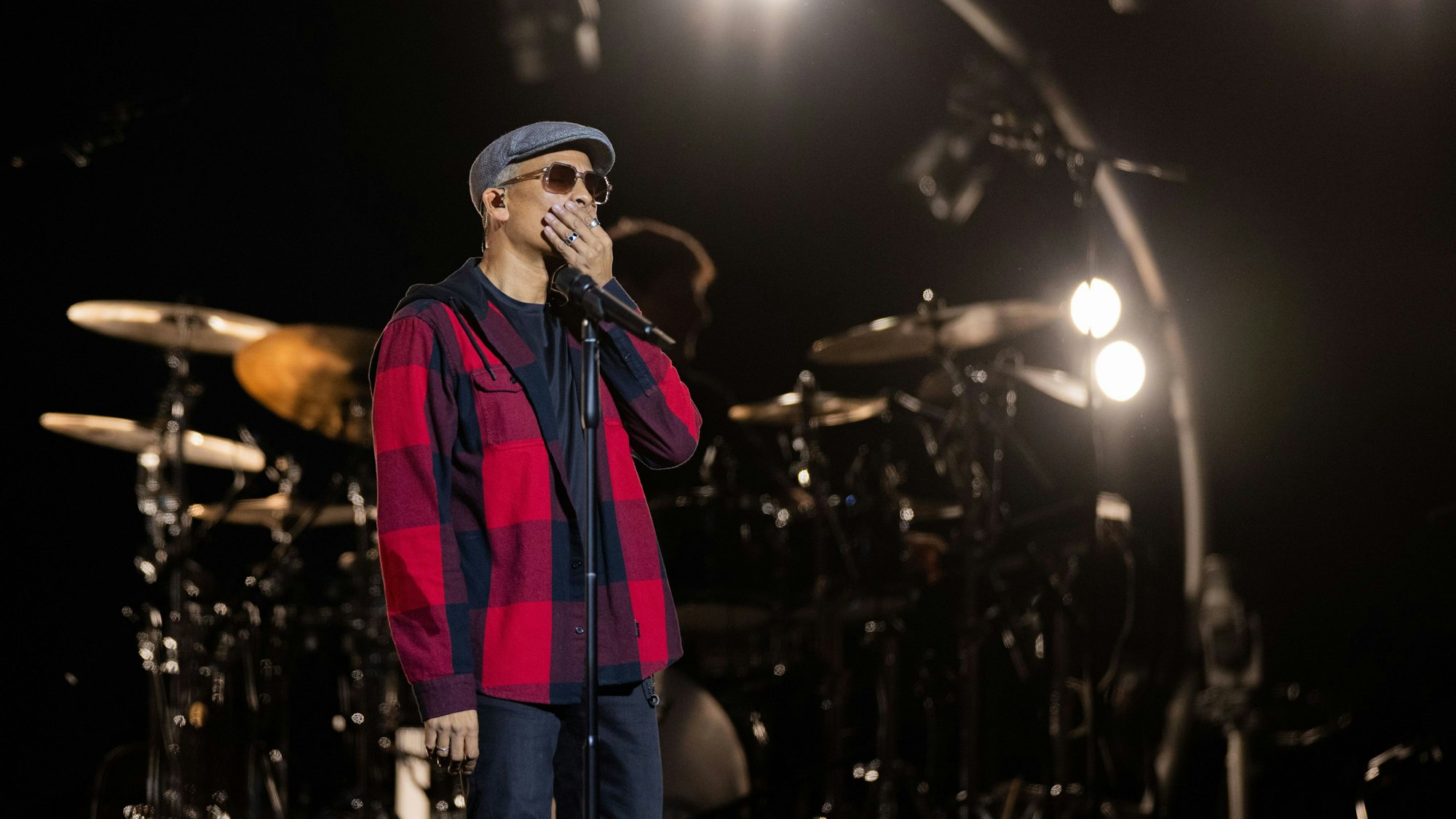 Xavier Naidoo steht beim Auftakt seiner Tour auf der Bühne.