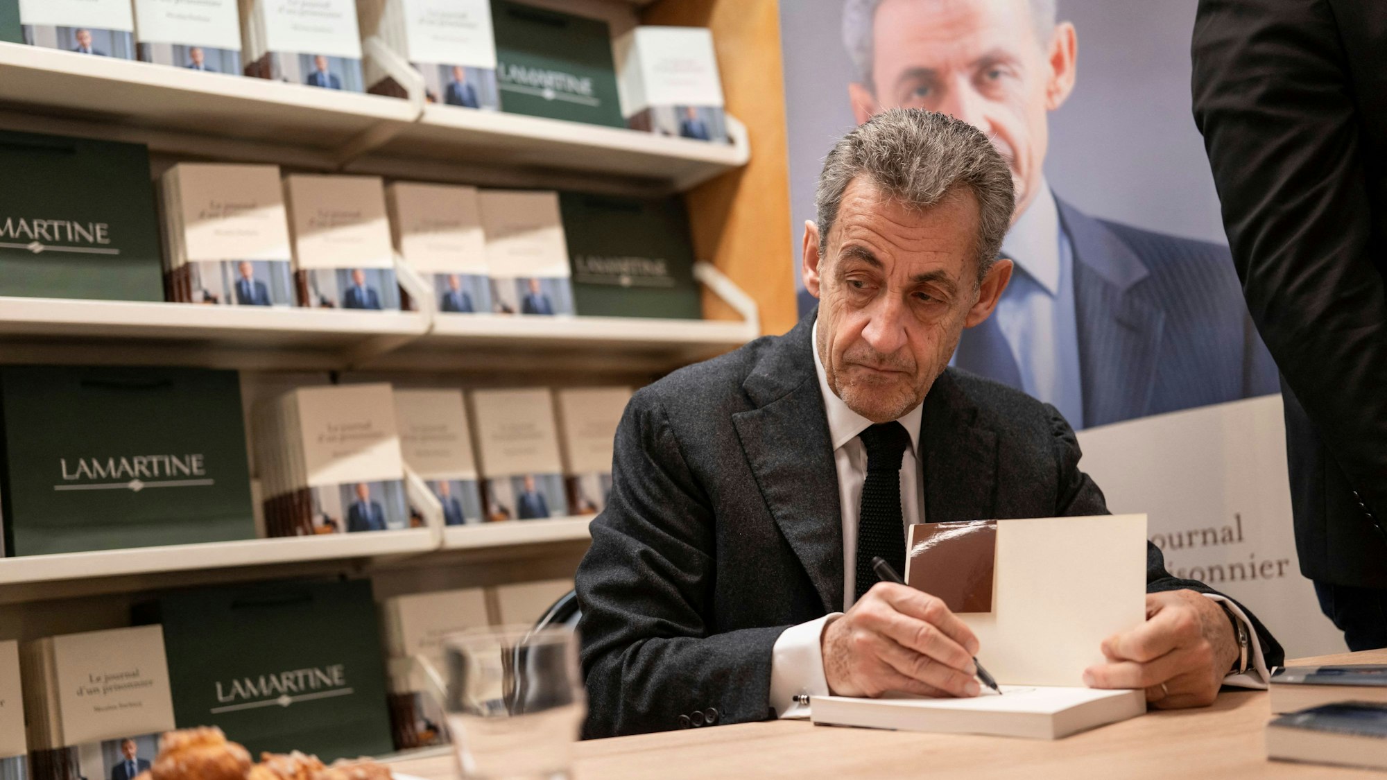 Nicolas Sarkozy bei Buchsignierstunde