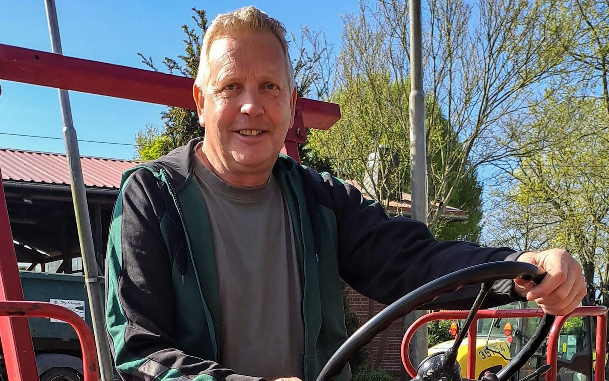 Jörg merkt, dass bei ihm keine Schmetterlinge fliegen. (Bild: RTL)