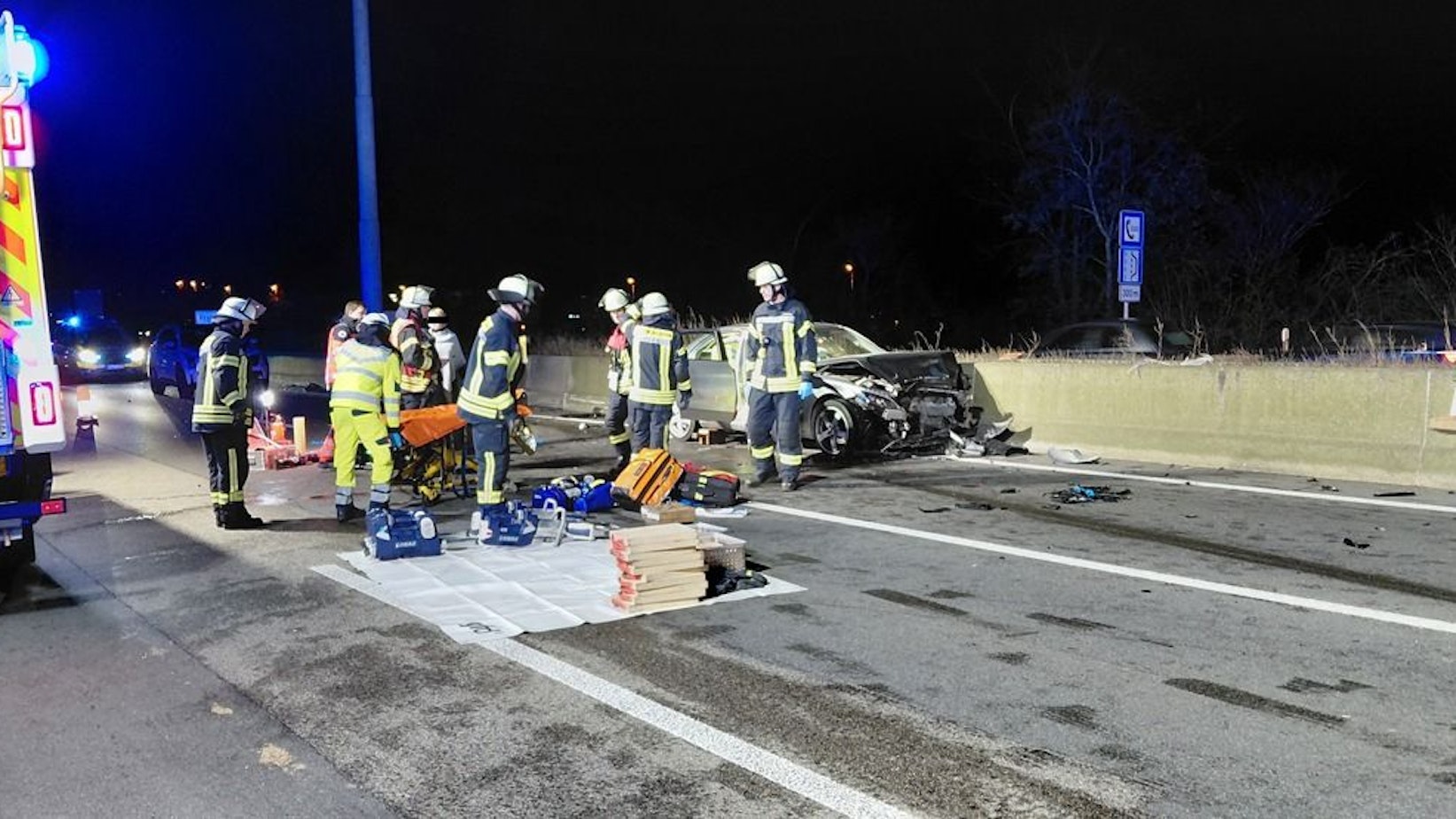 Bei dem Unfall auf der A565 musste eine Person von der Feuerwehr aus dem Fahrzeug befreit werden. (Symbolbild)