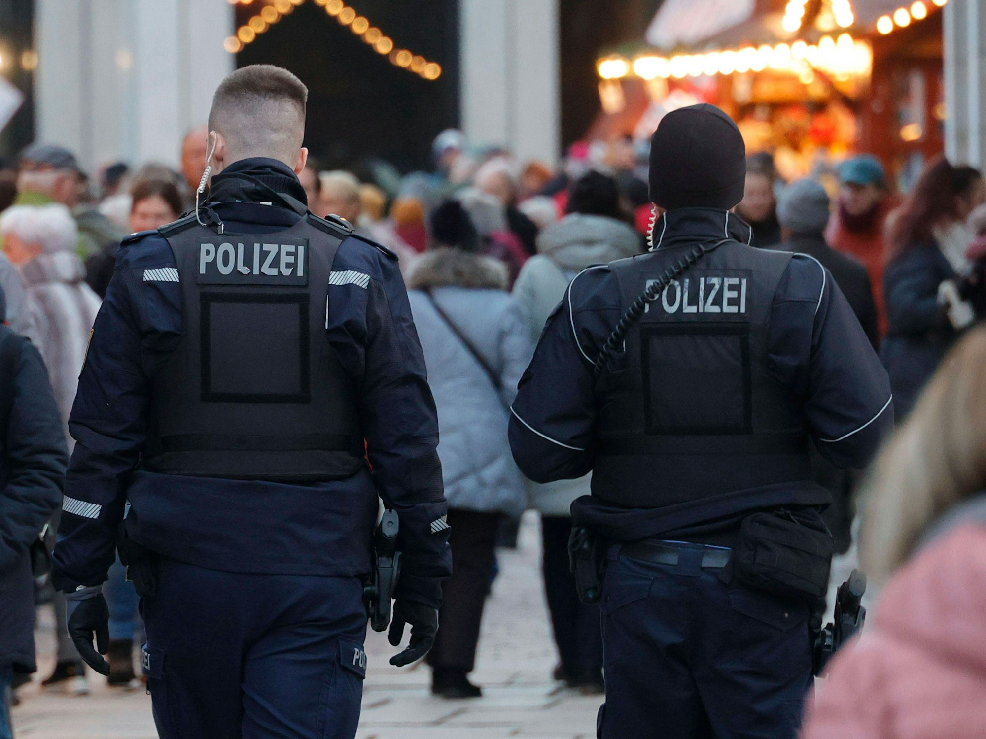 Auf einem Weihnachtsmarkt in Otterndorf (Landkreis Cuxhaven) sind mutmaßlich rechtsextreme Lieder abgespielt worden (Symbolbild).