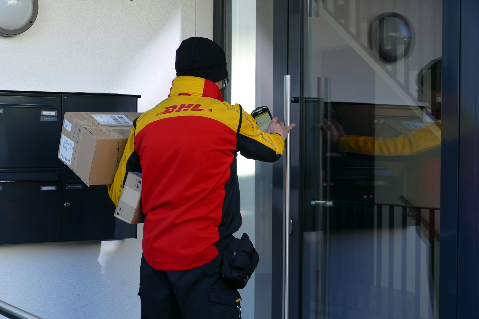 Etwa 270 Pakete liefert Naser Shkelzeni in der Weihnachtszeit täglich aus.