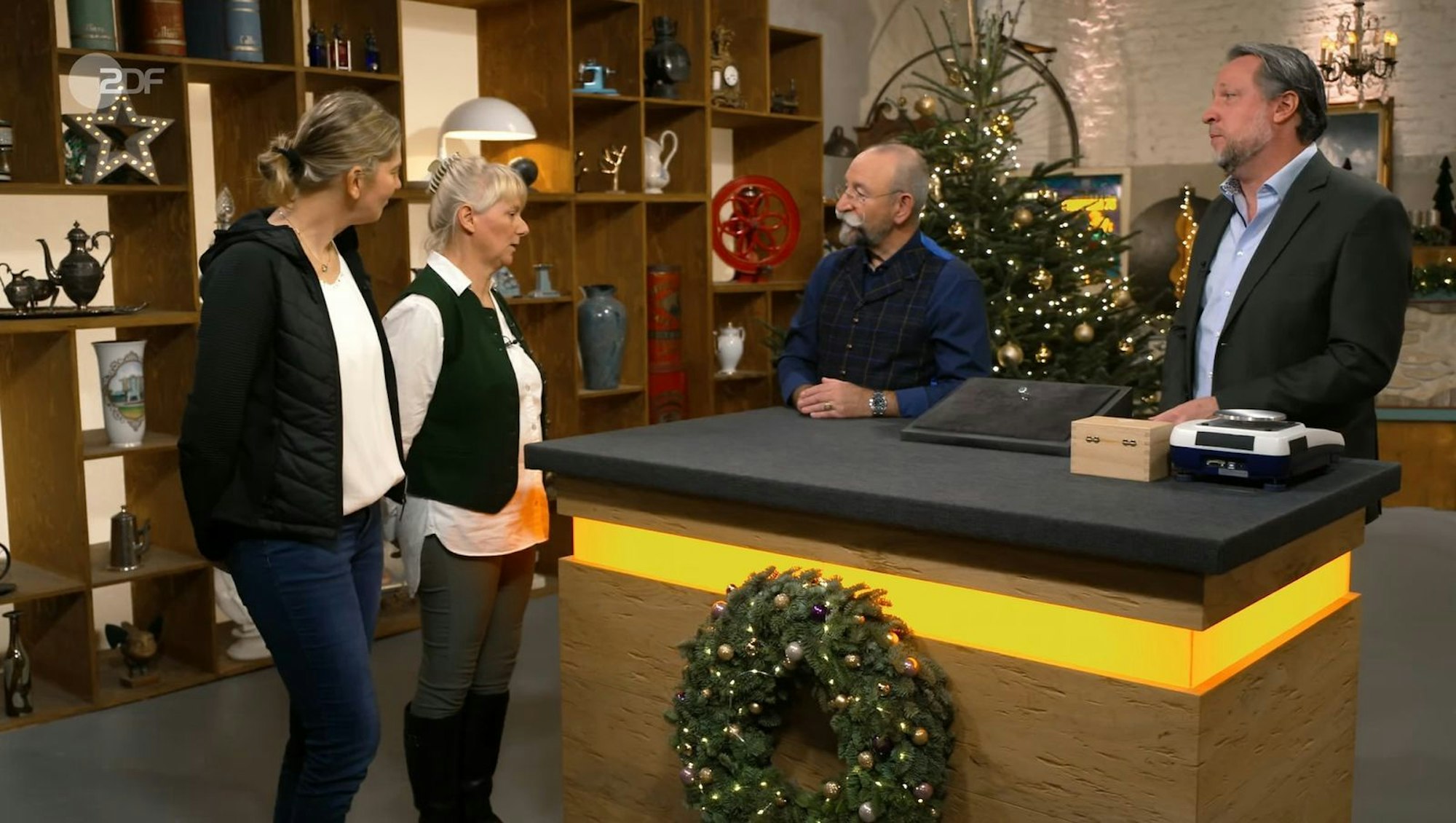 Brigitte (zweite von links) hatte den Ring einst einer älteren Dame auf dem Flohmarkt abgekauft. (Bild: ZDF)