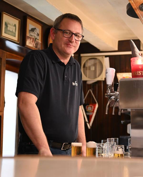 Der Gastronom Hagen Norhausen steht an der Theke seiner Gaststätte und stellt Biergläser auf ein Tablett. Der inhabergeführten Gaststätte Norhausen, die in fünfter Generation von einem Mitglied der Familie Norhausen geführt wird, machen „No-Shows“ zu schaffen.
