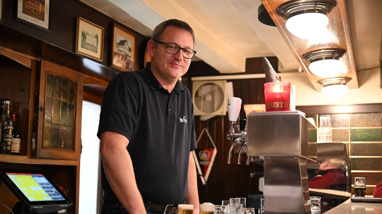 Der Gastronom Hagen Norhausen steht an der Theke seiner Gaststätte und stellt Biergläser auf ein Tablett. Der inhabergeführten Gaststätte Norhausen, die in fünfter Generation von einem Mitglied der Familie Norhausen geführt wird, machen „No-Shows“ zu schaffen.