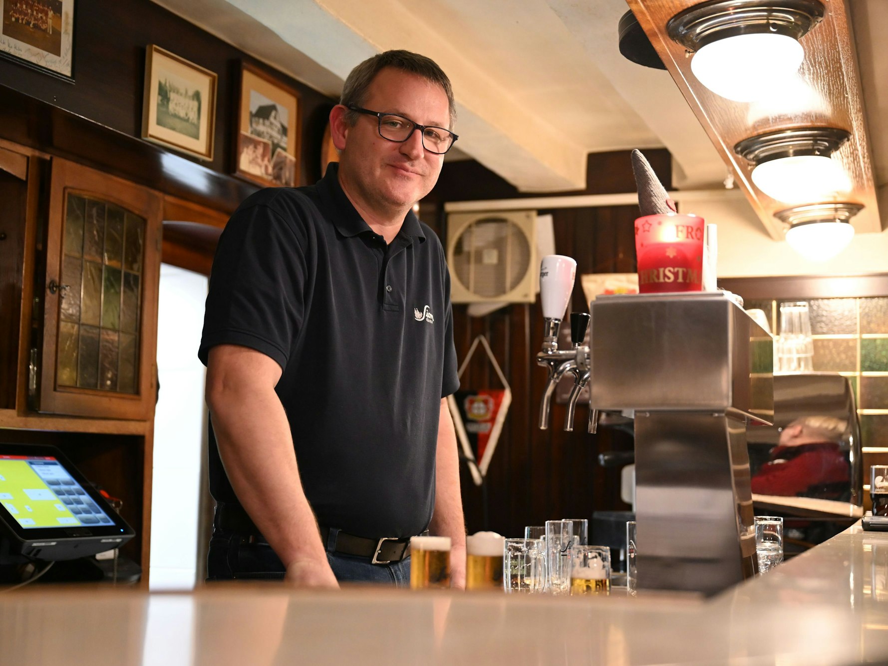 Der Gastronom Hagen Norhausen steht an der Theke seiner Gaststätte und stellt Biergläser auf ein Tablett. Der inhabergeführten Gaststätte Norhausen, die in fünfter Generation von einem Mitglied der Familie Norhausen geführt wird, machen „No-Shows“ zu schaffen.