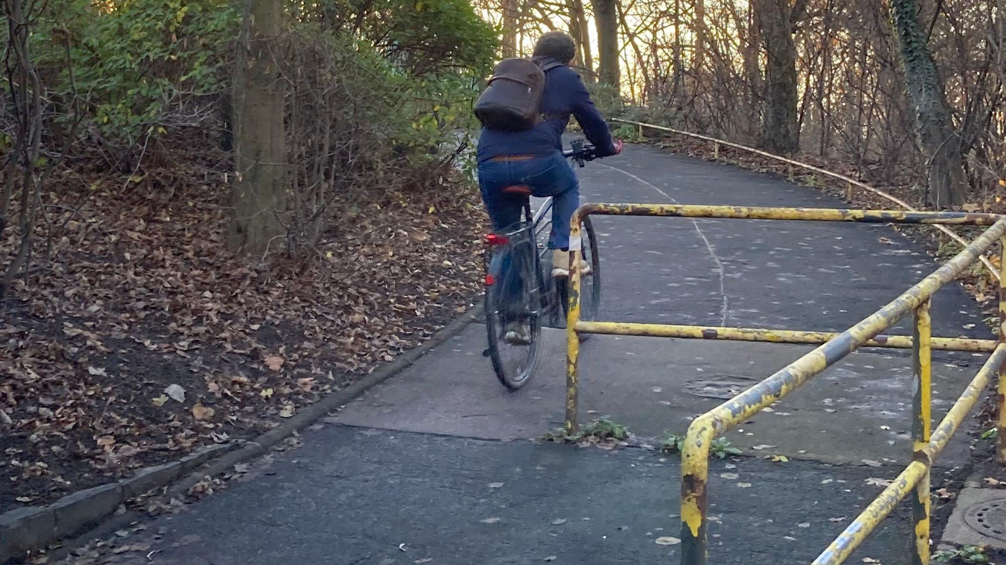 So sah die Rampe zur Severinsbrücke bisher aus. Radfahrer dürfen sie nicht nutzen, aber im Dunkeln waren die Schilder weit vor der Rampe kaum zu erkennen.
