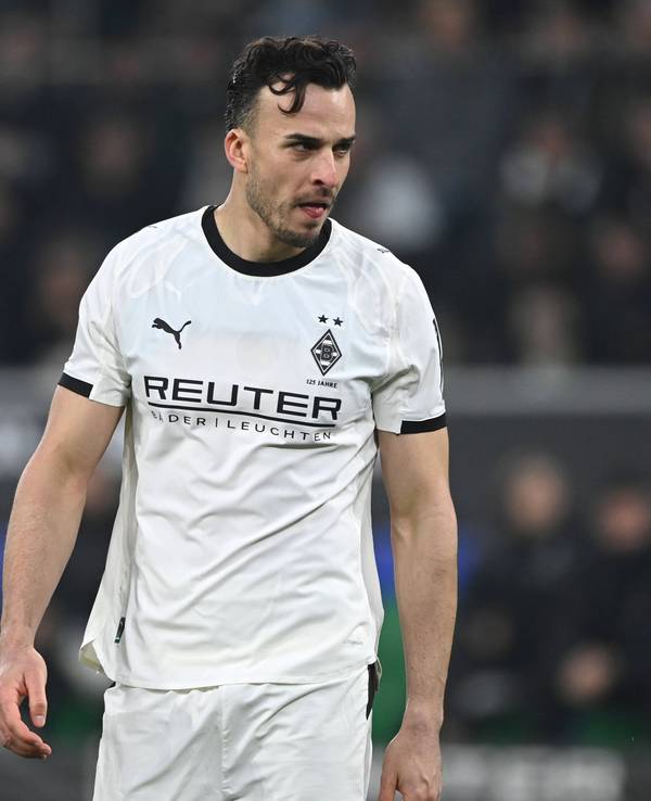 Haris Tabakovic streckt die Zunge leicht raus und wirkt entschlossen.