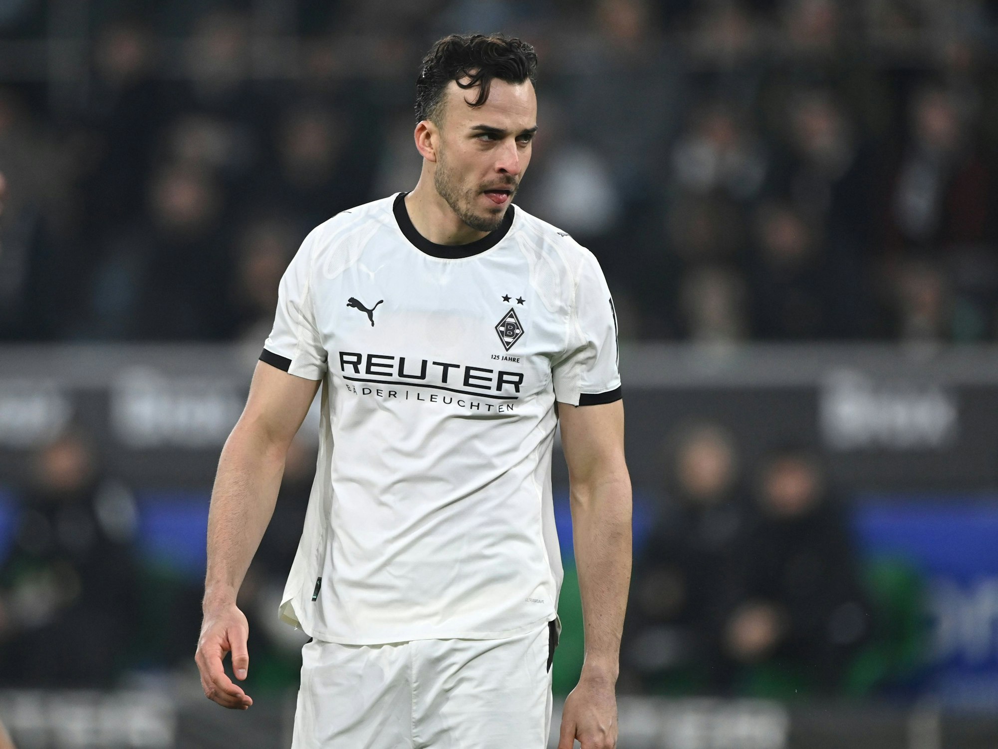 Haris Tabakovic streckt die Zunge leicht raus und wirkt entschlossen.