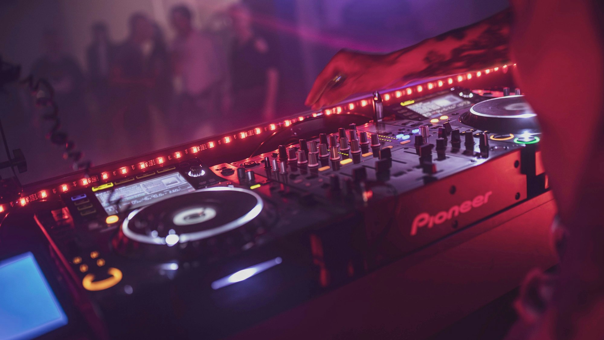Mischpult und DJ