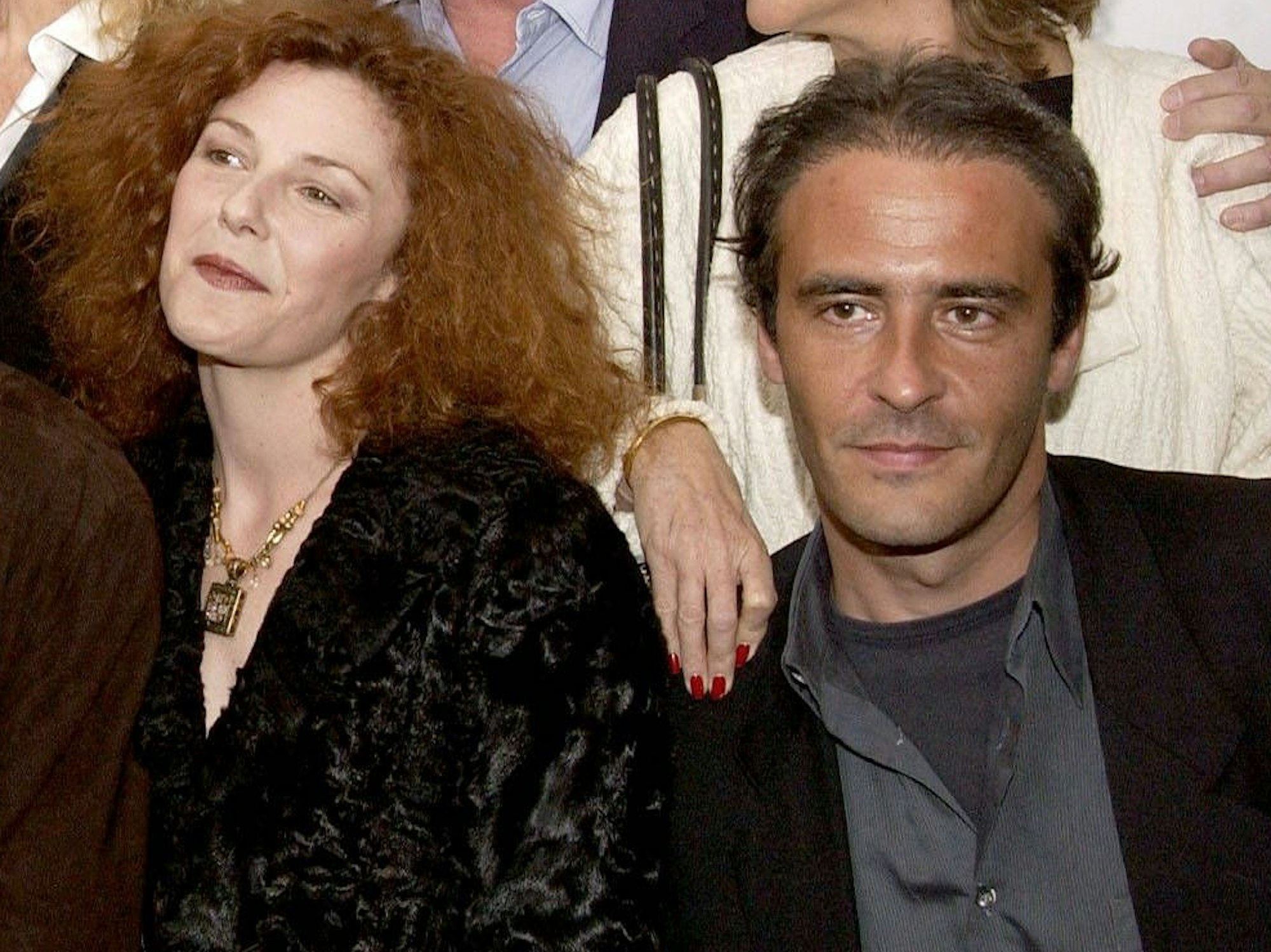 Ein Mann und eine Frau blicken in die Kamera.