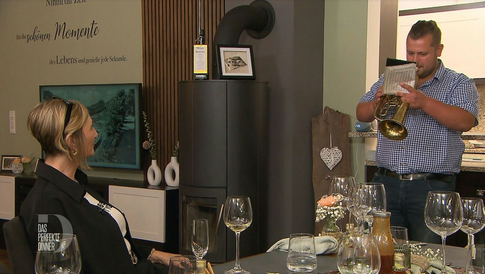 Florian (24) spielt Bianca (58) ein Überraschungs-Geburtstagsständchen. (Bild: RTL)