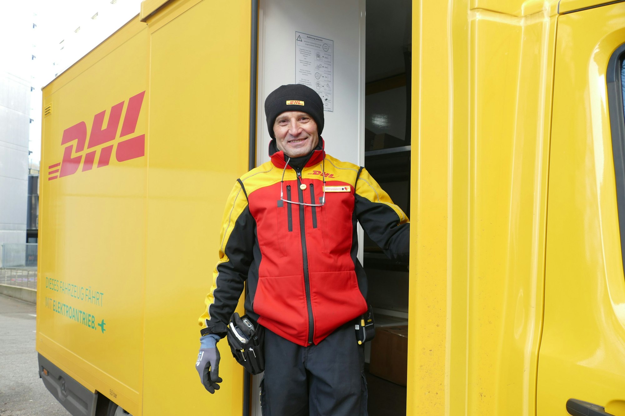 Naser Shkelzeni in seinem elektrisch betriebenen Zustellerfahrzeug: Bis zu 270 Pakete am Tag muss er vor Weihnachten ausliefern.