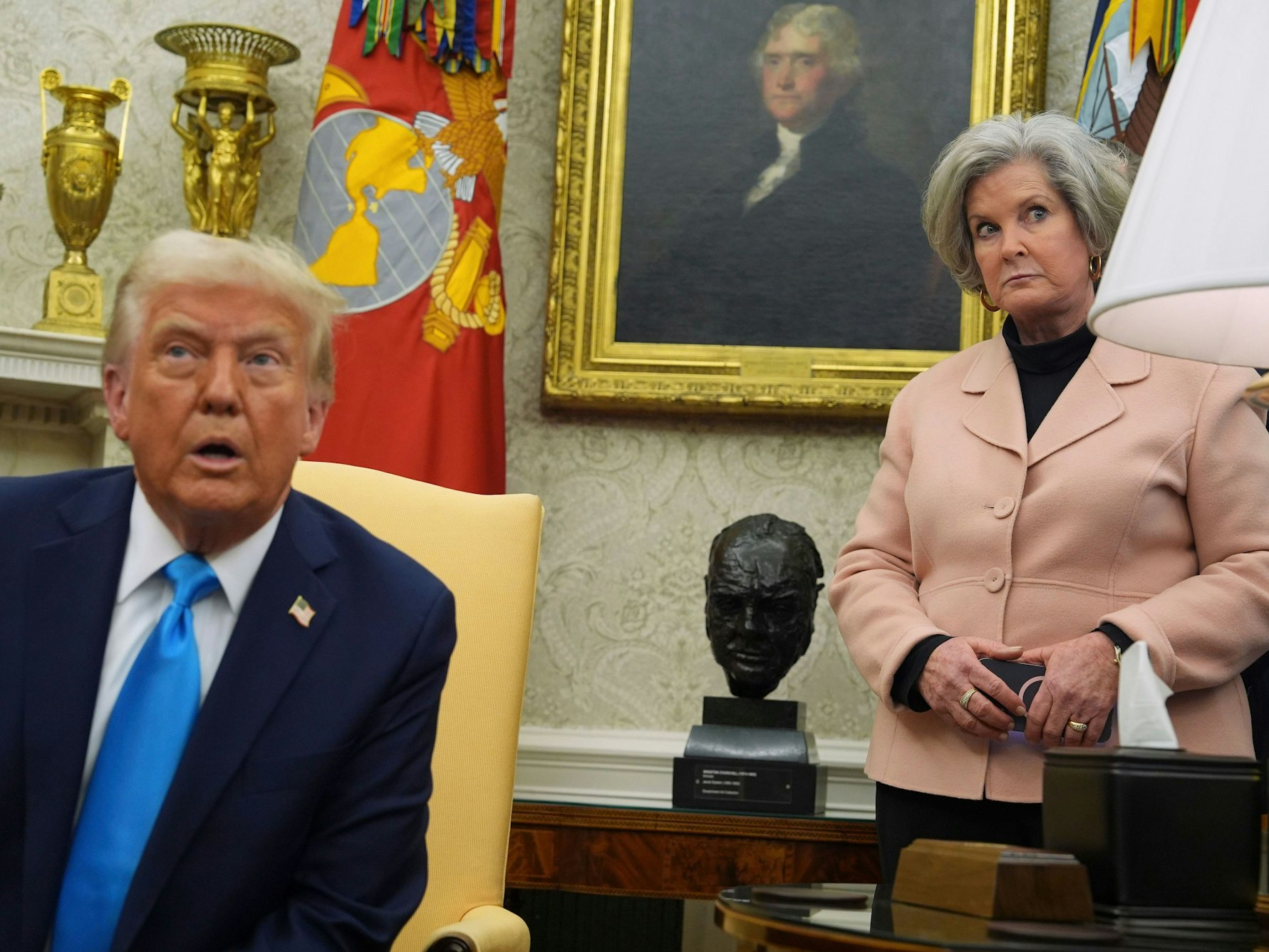 Die Stabschefin des Weißen Hauses, Susie Wiles, hört im Februar zu, während US-Präsident Donald Trump im Oval Office des Weißen Hauses spricht.