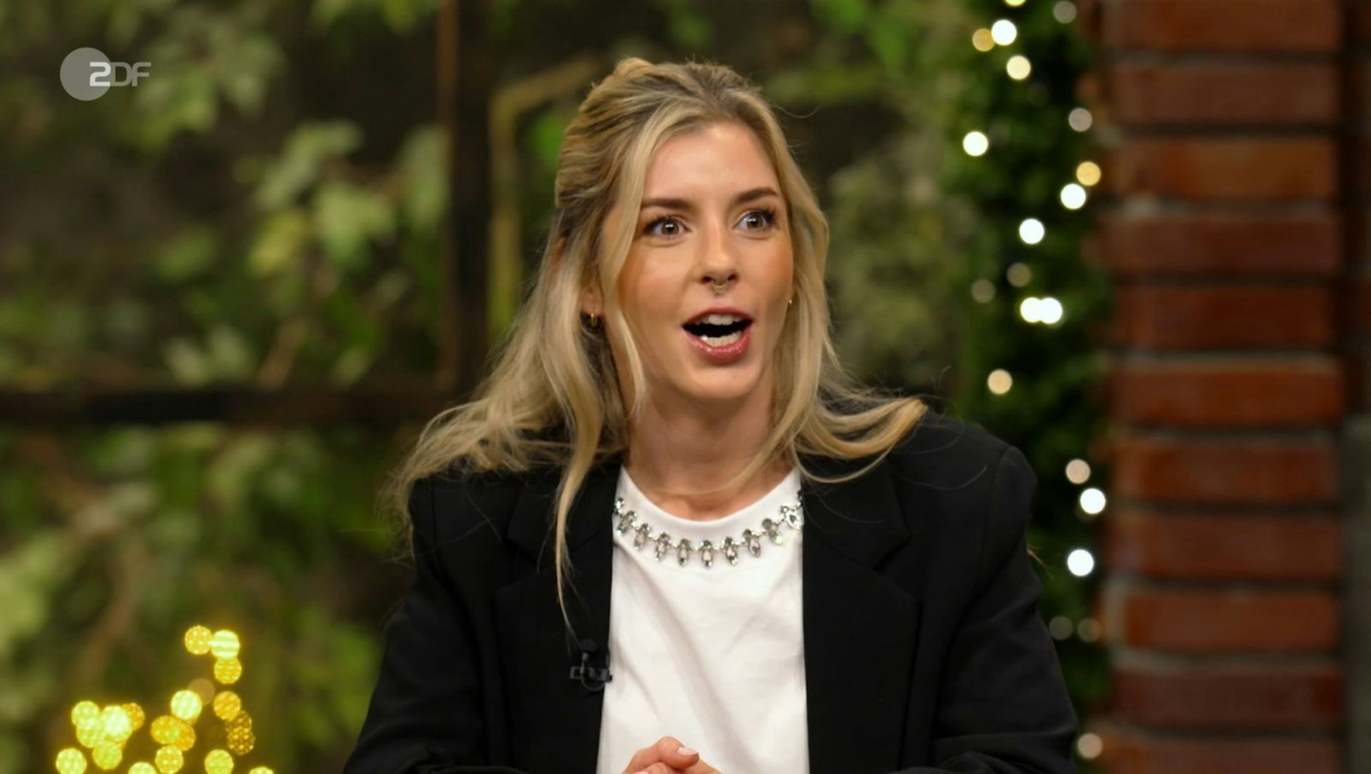 Da blieb nicht nur Händlerin Liza Kielon wortwörtlich der Mund offen stehen: Ein „Flohmarkt-Fehler“ hatte in „Bares für Rares“ wahrhaft teure Folgen. (Bild: ZDF)