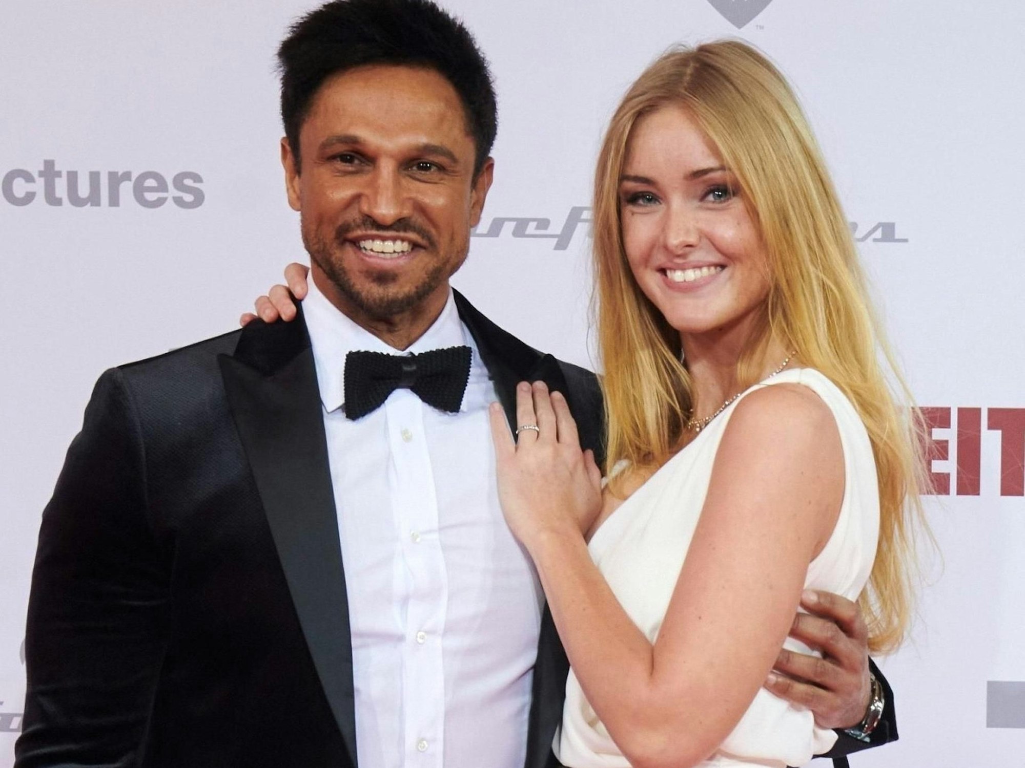 Fernsehmoderator Daniel Aminati und seine Frau Patrice umarmen sich.