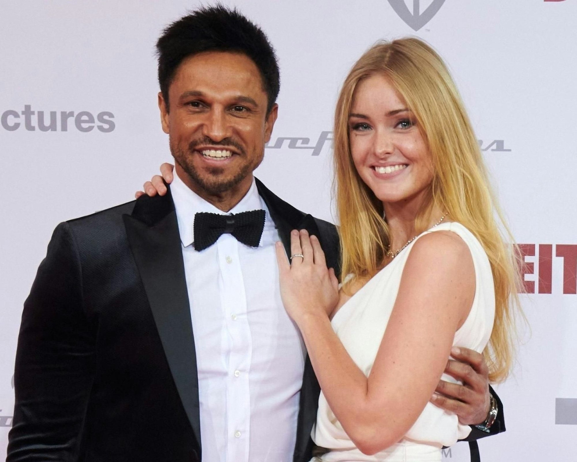 Fernsehmoderator Daniel Aminati und seine Frau Patrice umarmen sich.