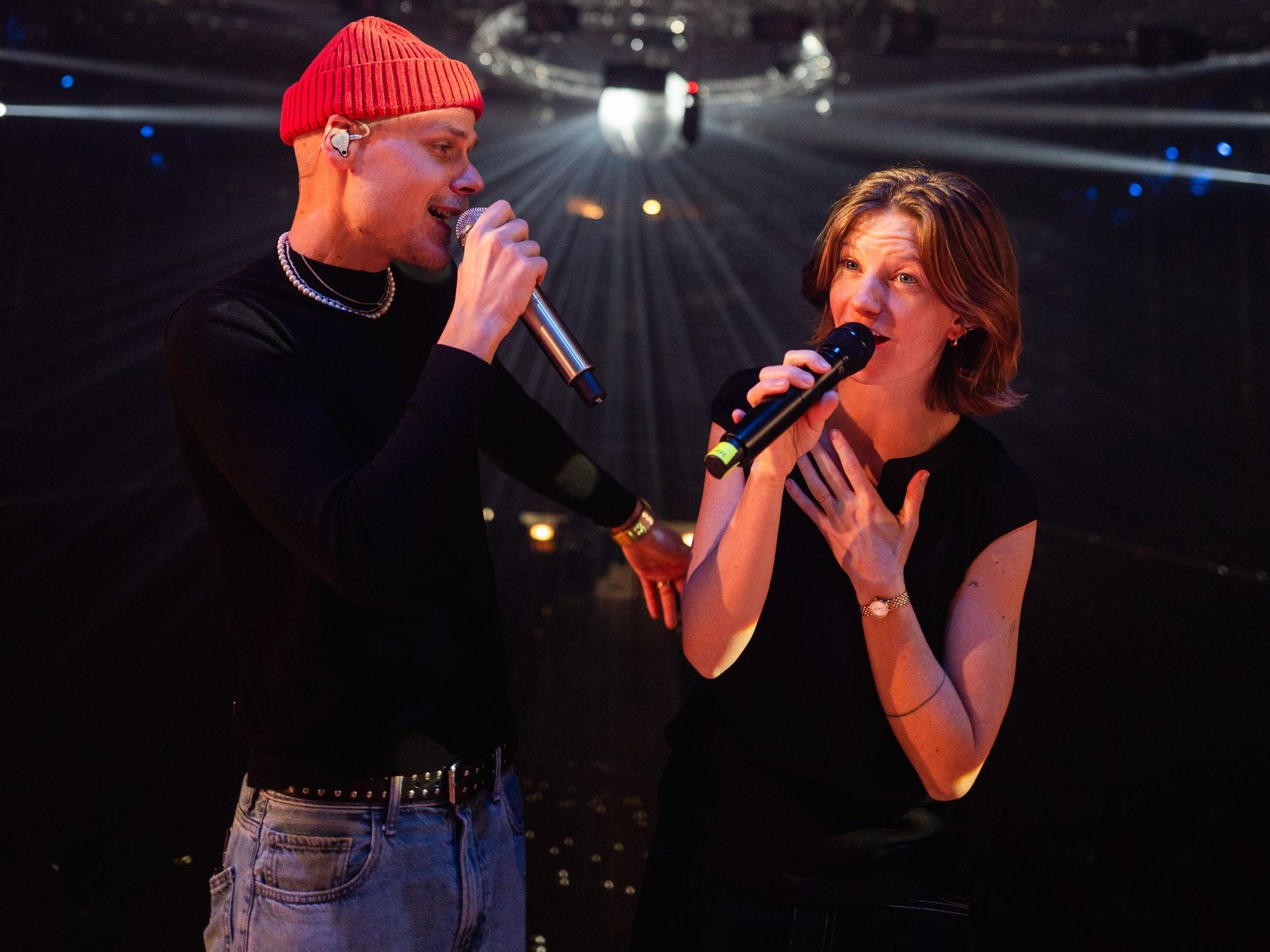 Oli Niesen und Wilhelmine beim Konzert auf der Bühne.