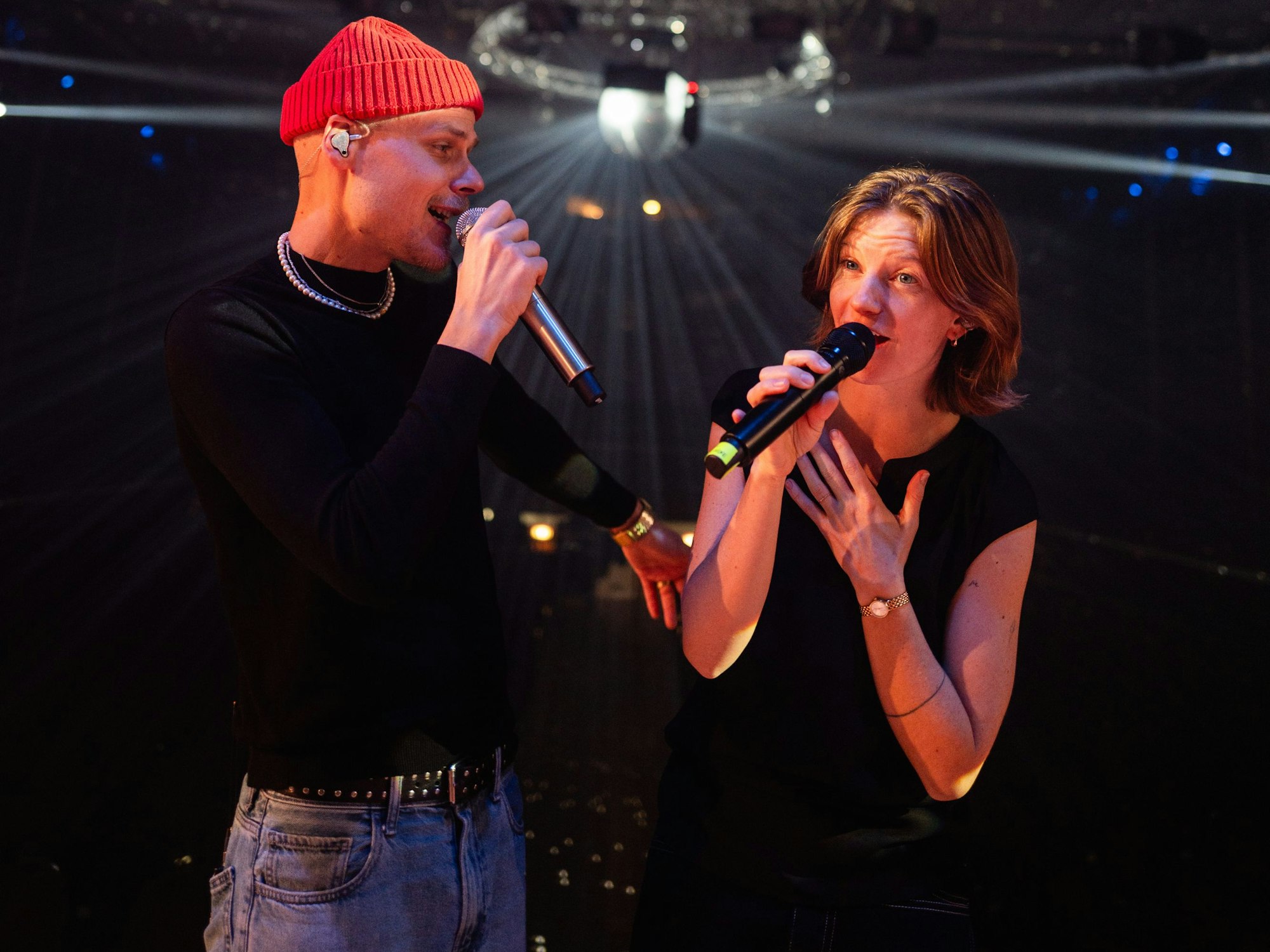 Oli Niesen und Wilhelmine beim Konzert auf der Bühne.