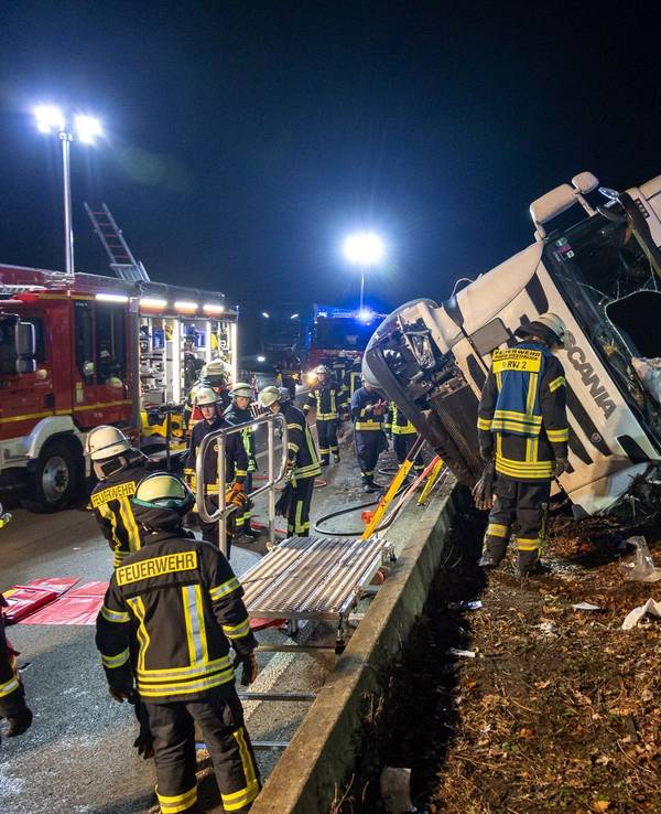 Rettungskräfte sichern die Unfallstelle um das Lkw-Wrack auf dem Mittelstreifen. Auf der A2 zwischen Veltheim und Bad Eilsen ist ein Lkw umgekippt. Laut Polizei schwebt der Fahrer in Lebensgefahr.
