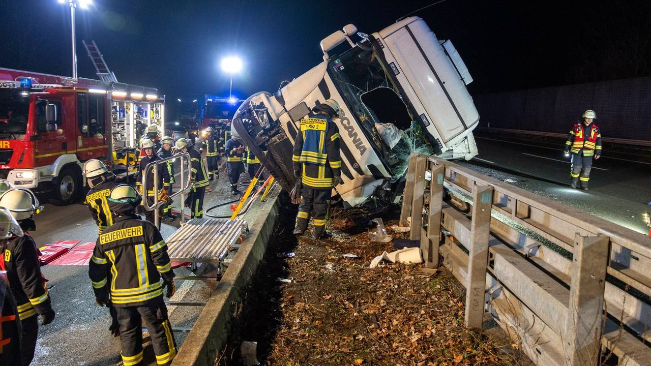 Rettungskräfte sichern die Unfallstelle um das Lkw-Wrack auf dem Mittelstreifen. Auf der A2 zwischen Veltheim und Bad Eilsen ist ein Lkw umgekippt. Laut Polizei schwebt der Fahrer in Lebensgefahr.
