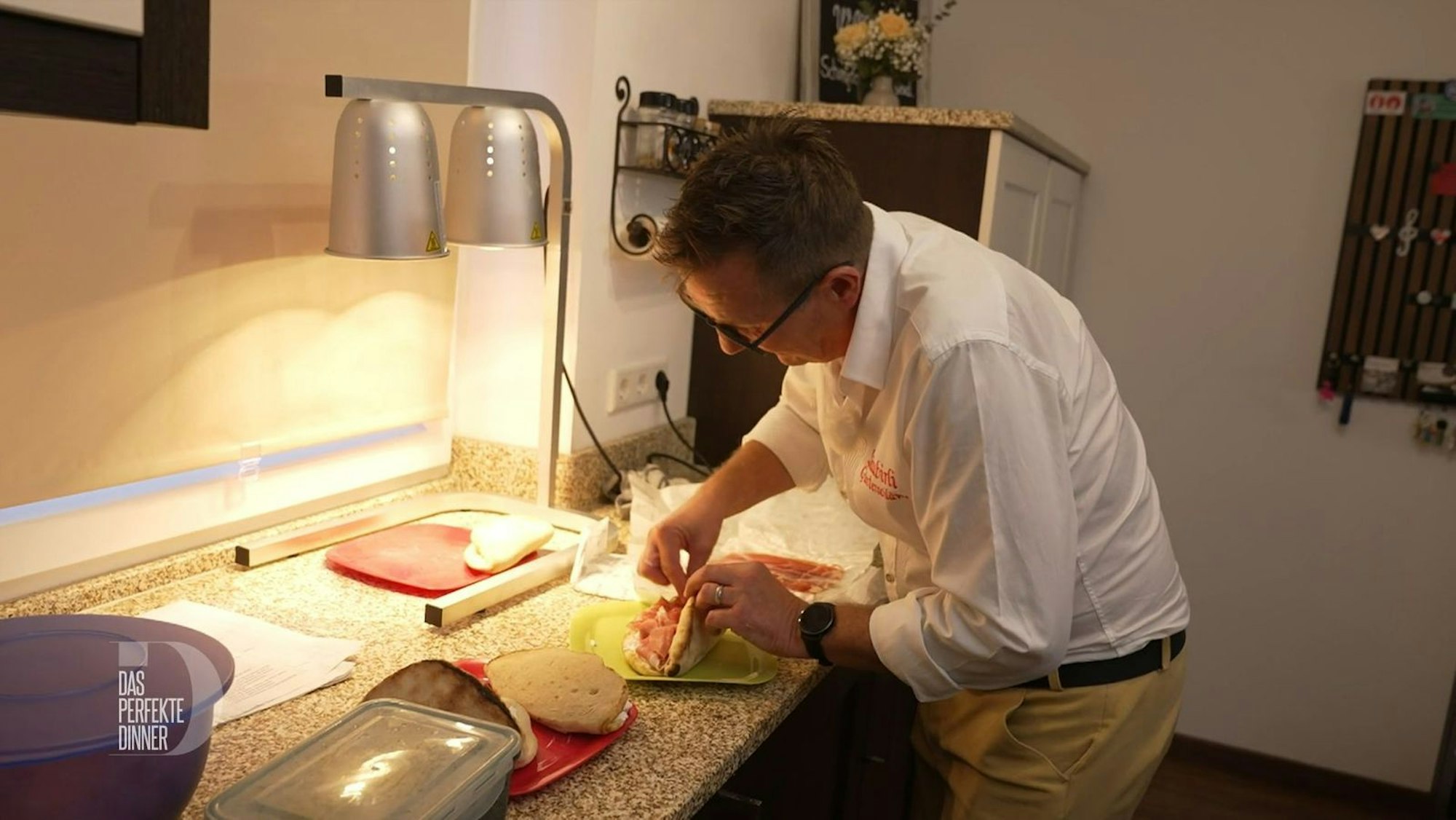 Zur Vorspeise füllt Jürgen (54) eine selbstgemachte Pizza-Tasche. (Bild: RTL)