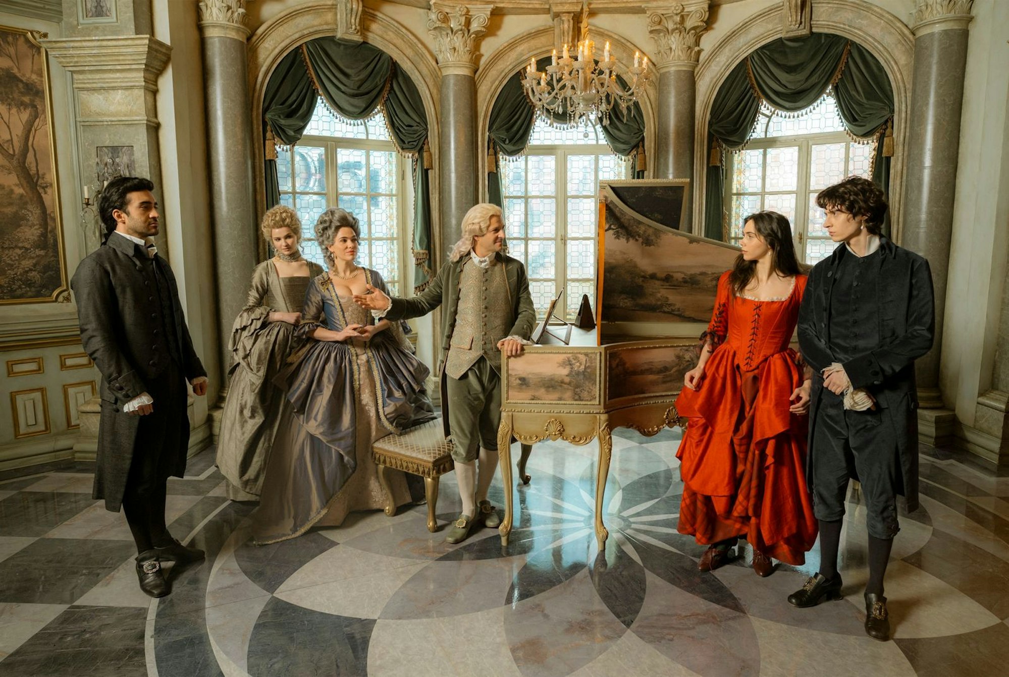 Als „Wunderkinder“ traten Maria Anna und Wolfgang Amadeus an europäischen Höfen auf. Dort begeisterten beide das adelige Publikum. (Bild: WDR/Story House Pictures GmbH/Armands Virbulis)