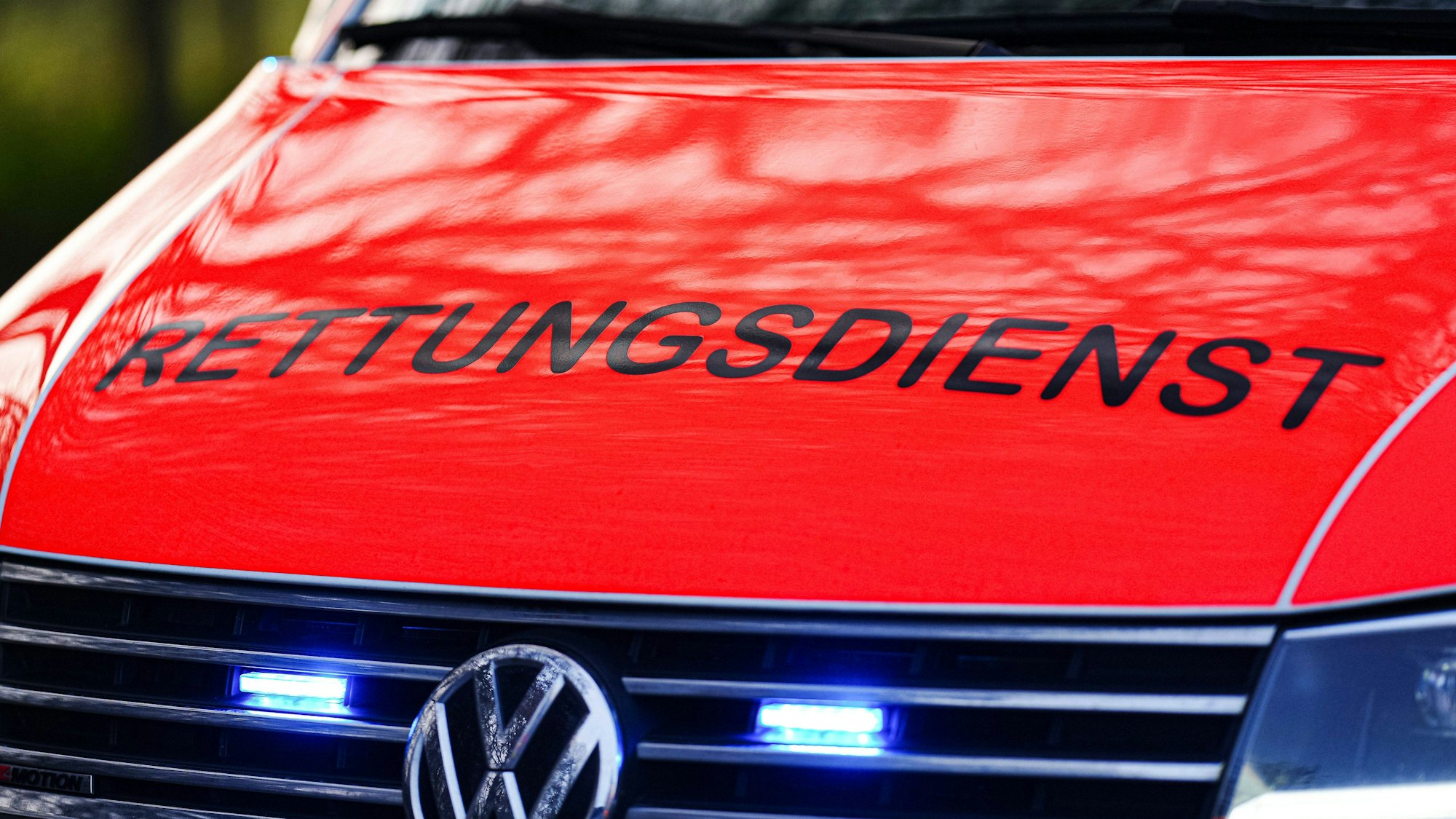 Roter Rettungswagen mit Aufschrift Rettungsdienst und Blaulicht