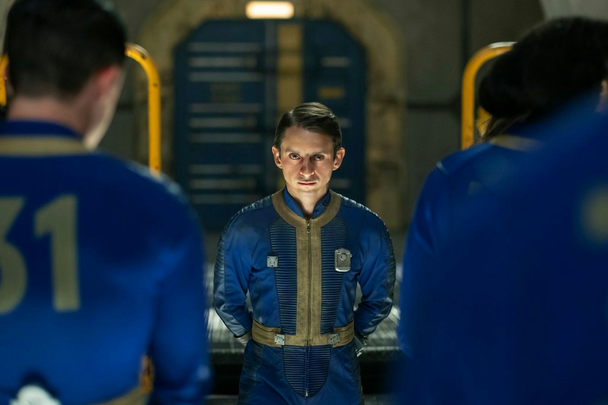 Lucys Bruder Norm (Moises Arias) hat eien Möglichkeit gefunen, sich selbst aus dem Bunker 31 zu befreien. (Bild: © Lorenzo Sisti / Prime Video)