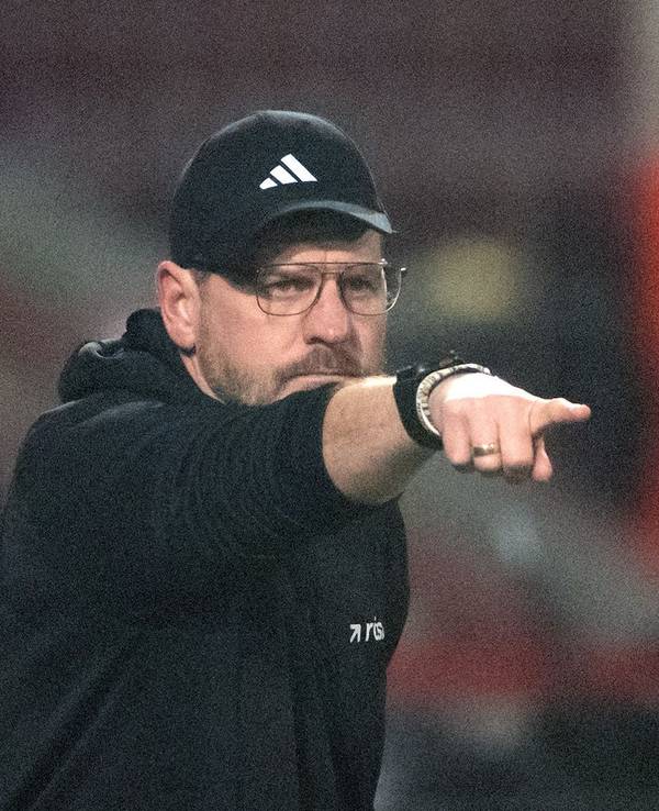 Trainer Steffen Baumgart zeigt aufs Spielfeld.
