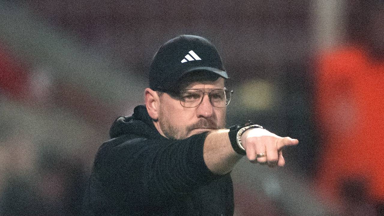 Trainer Steffen Baumgart zeigt aufs Spielfeld.