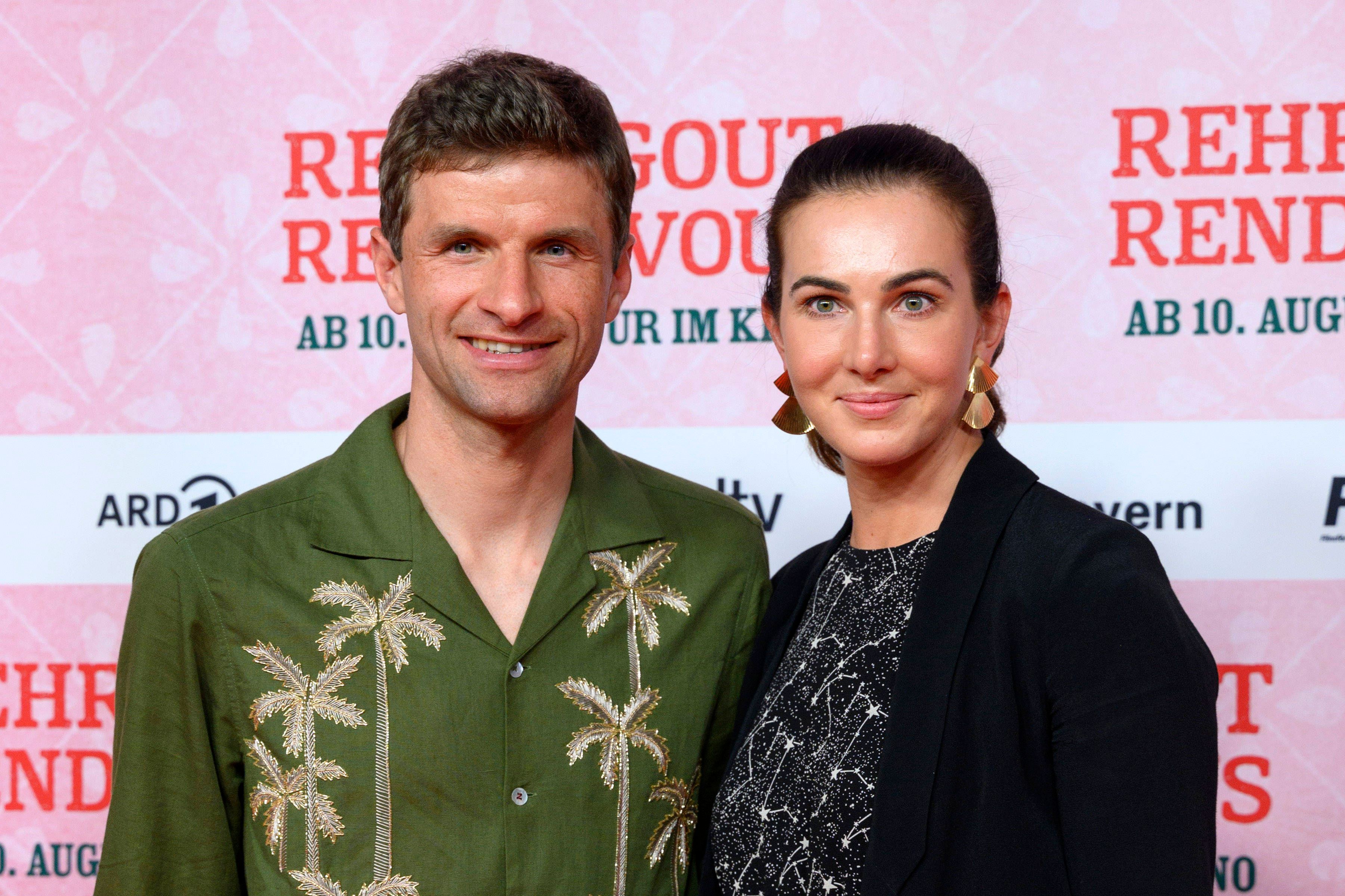 Fußballer Thomas Müller mit Ehefrau Lisa Müller bei der Premiere des Kinofilms Rehragout-Rendezvous im Mathäser Filmpalast.