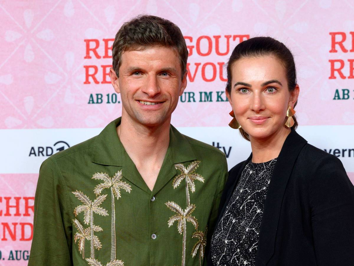 Fußballer Thomas Müller mit Ehefrau Lisa Müller bei der Premiere des Kinofilms Rehragout-Rendezvous im Mathäser Filmpalast.