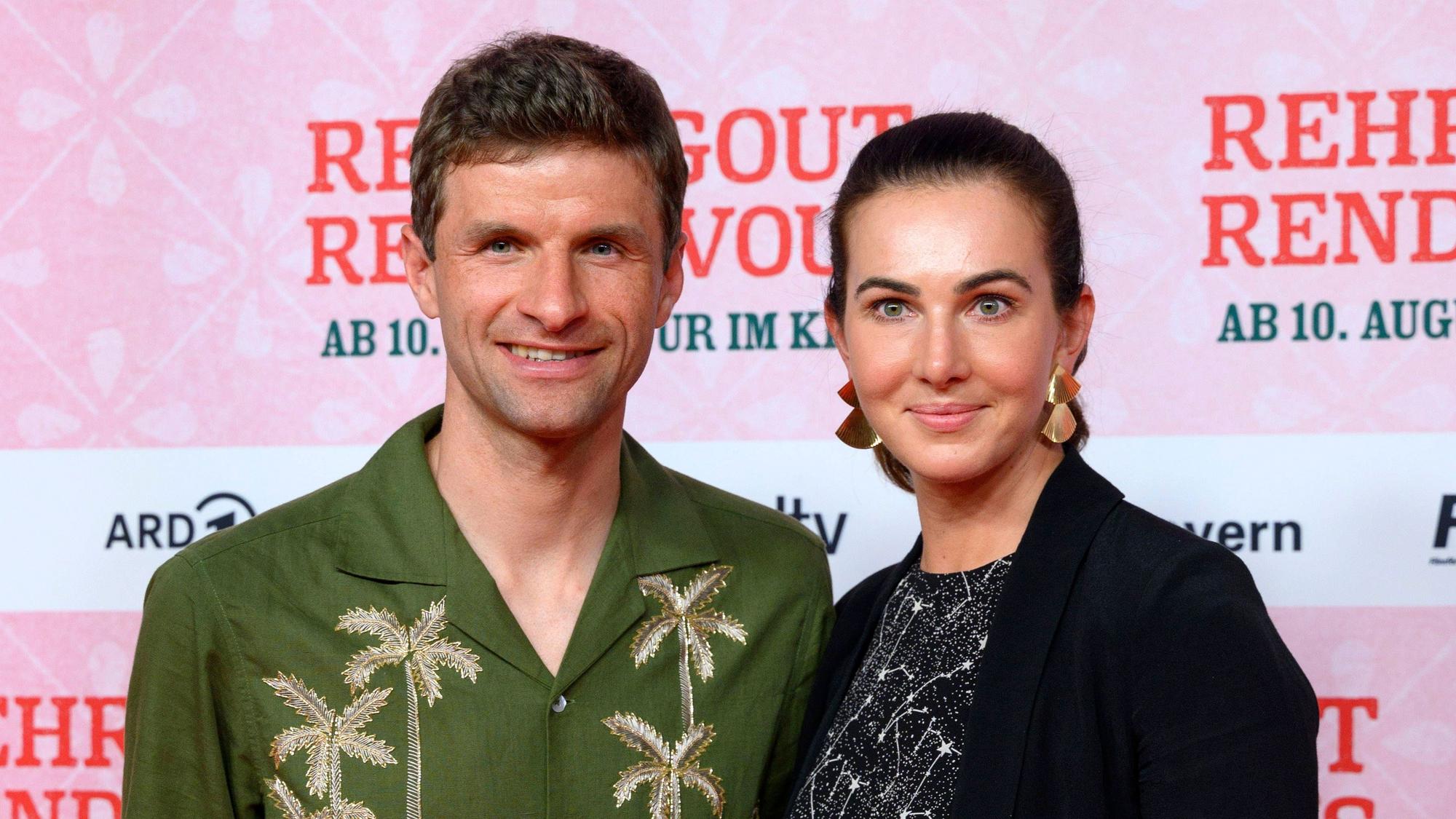 Fußballer Thomas Müller mit Ehefrau Lisa Müller bei der Premiere des Kinofilms Rehragout-Rendezvous im Mathäser Filmpalast.
