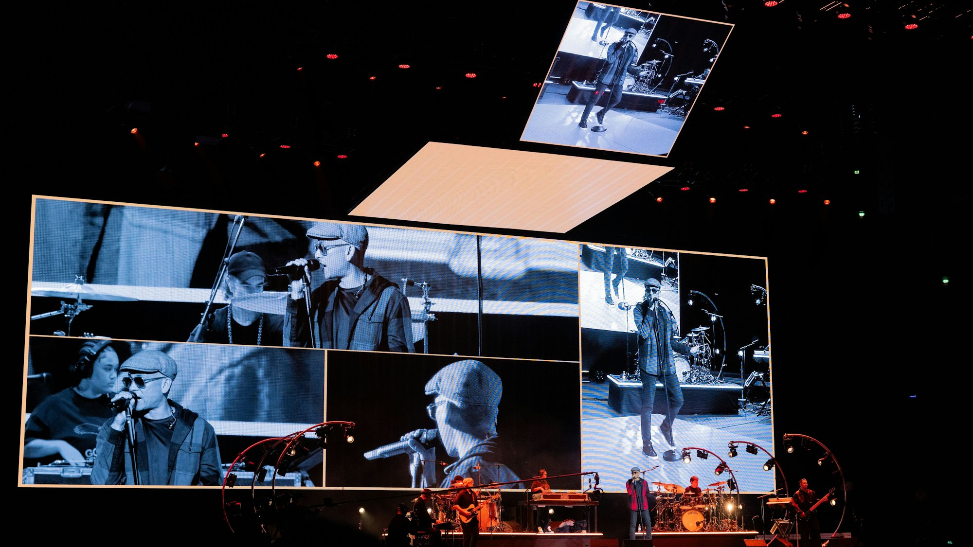 Sänger Xavier Naidoo steht beim Auftakt seiner Tour auf der Bühne.