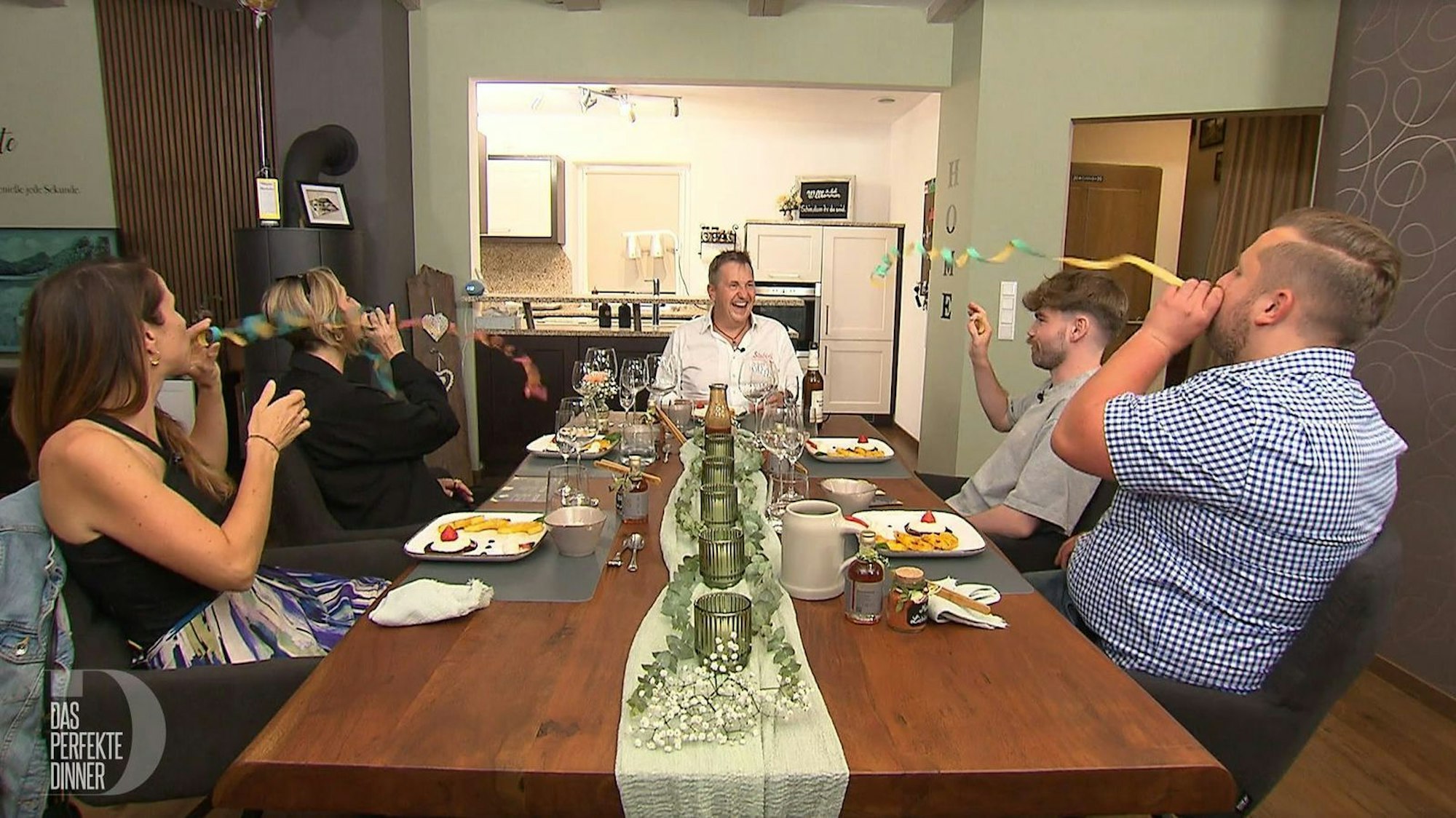 An Tag 2 trifft sich die Würzburger „Dinner“-Runde bei Jürgen (54) in Güntersleben. (Bild: RTL)