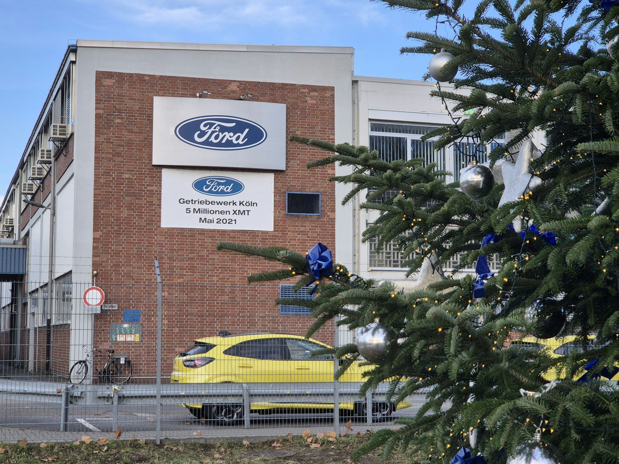 Mit Milliardeninvestitionen jagten die großen US-Autokonzerne Tesla hinterher. Doch die Elektroautos verkauften sich schlecht und brachten ihnen Verluste ein. Bei Ford gibt es jetzt einen Kurswechsel.