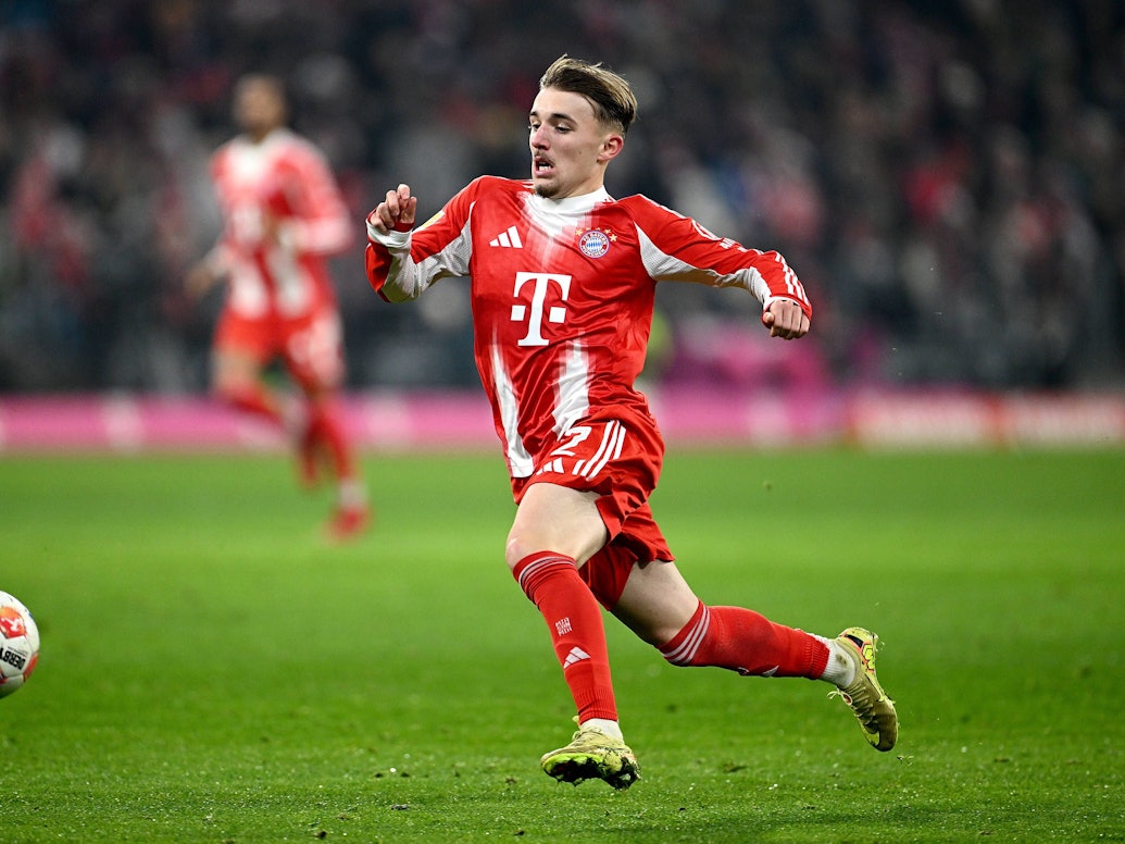 Lennart Karl dynamisch am Ball.