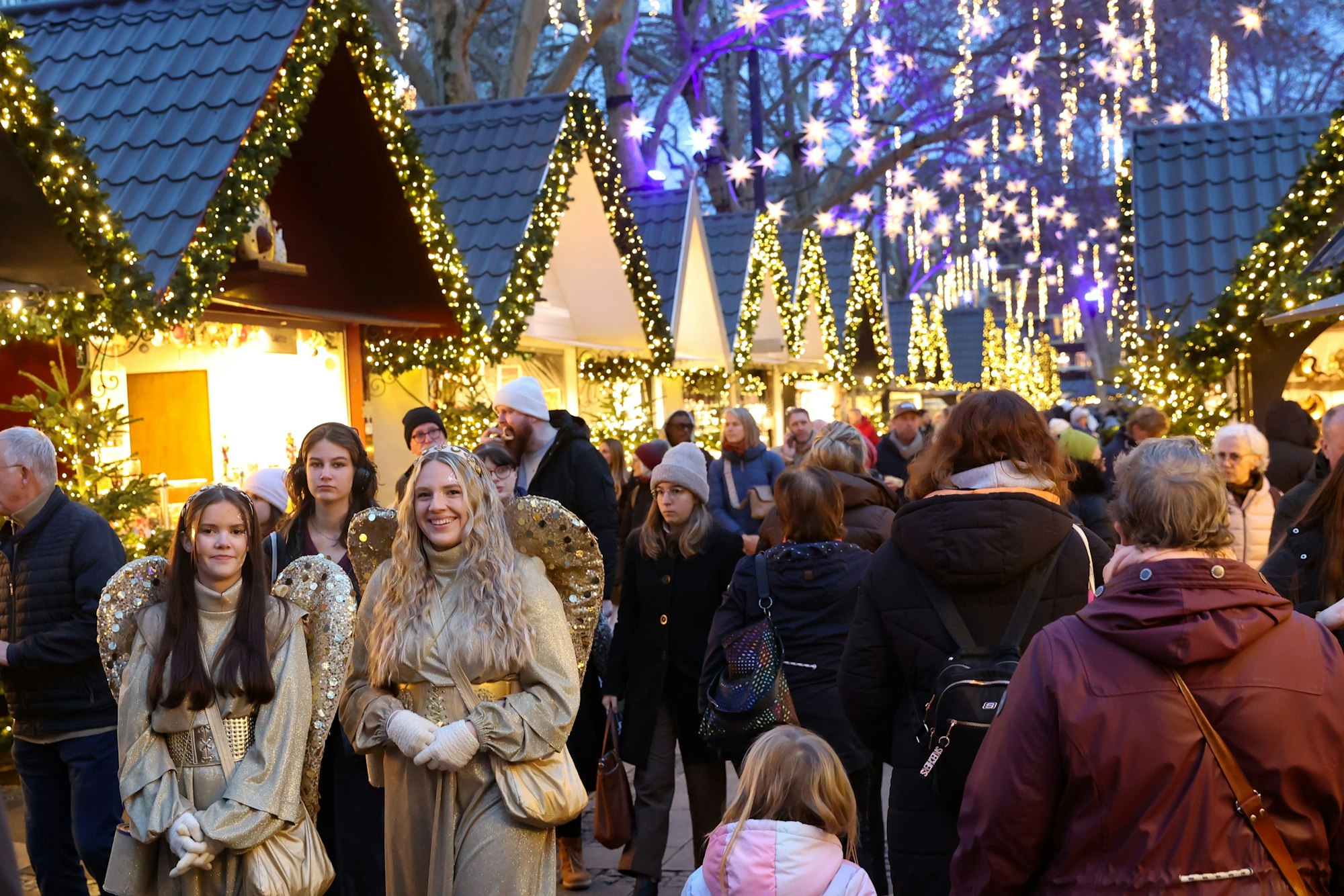 Der „Markt der Engel“ auf dem Neumarkt – inklusive „Engel“ Melina und Cara.