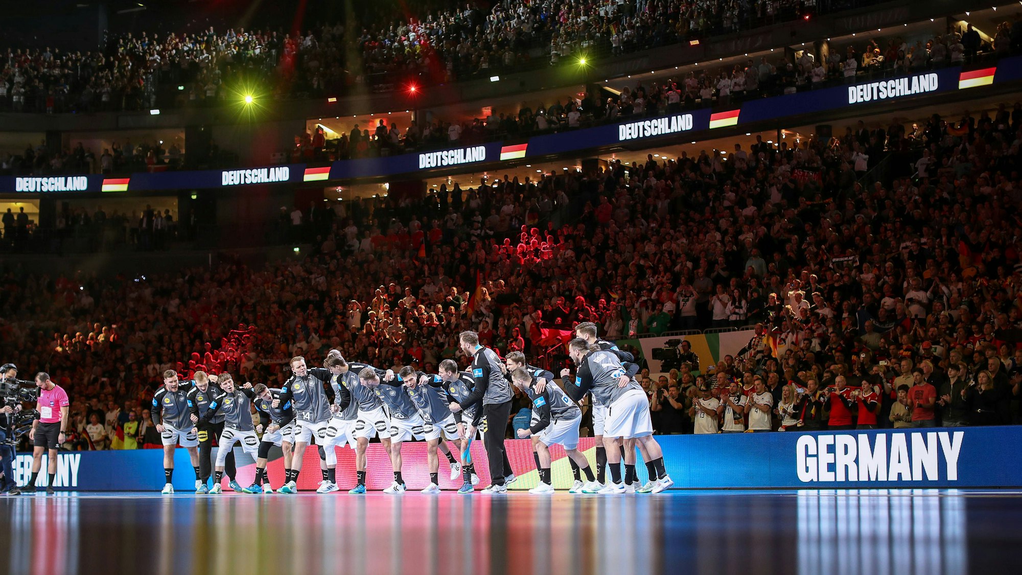 Die deutsche Handball-Nationalmannschaft bei der Verkündung der Aufstellung in der Kölner Lanxess-Arena.