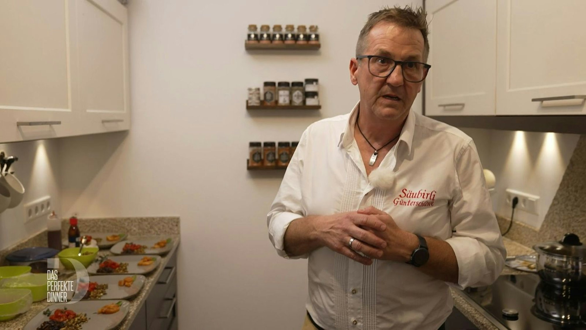 Jürgen (54) ist der souveräne Gastgeber von Tag 2 in Würzburg. (Bild: RTL)