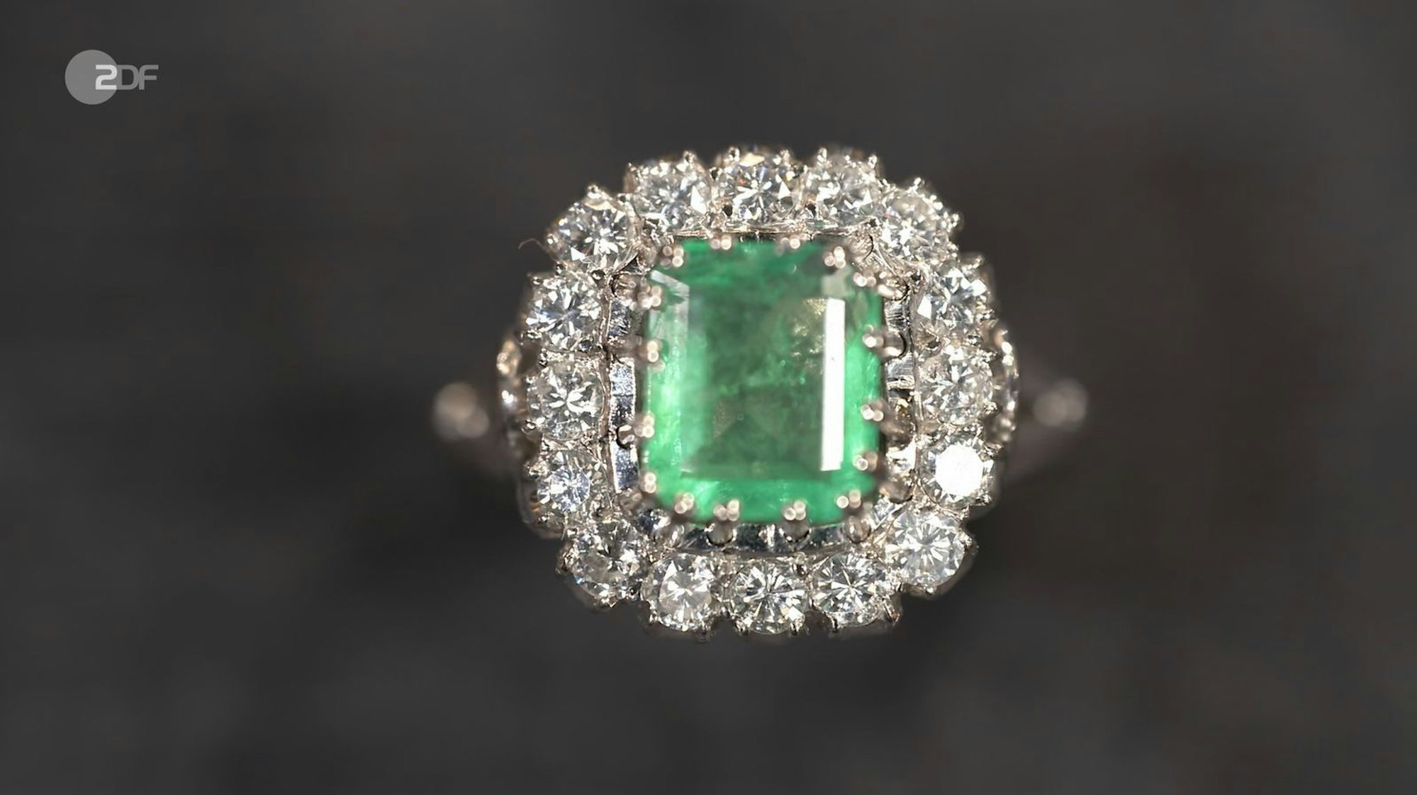 Fast heller als der Weihnachtsbaum im Studio funkelte der Entourage-Ring, der für seine Besitzerin zum unverhofften Geldsegen wurde. (Bild: ZDF)