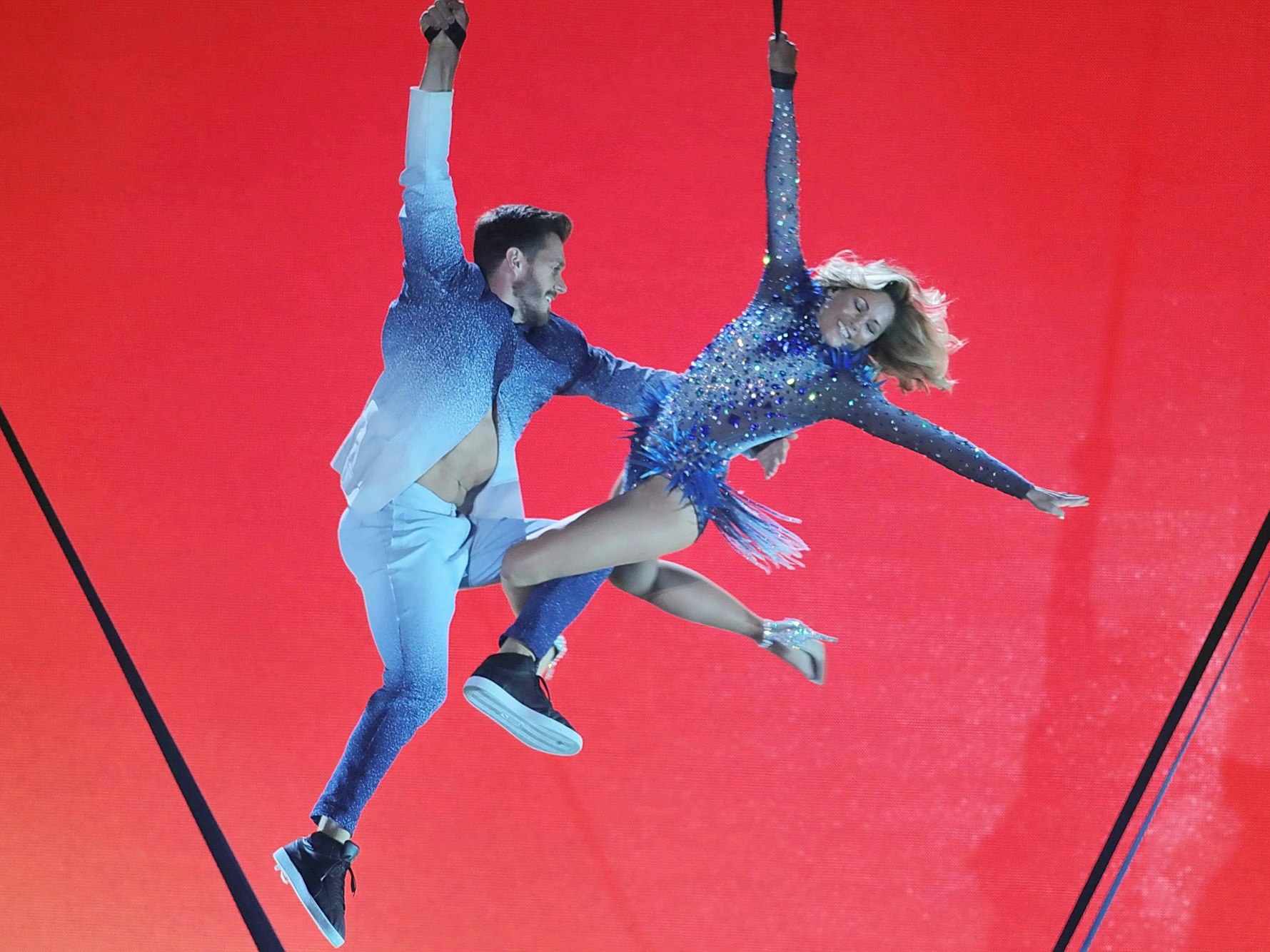 Helene Fischer mit ihrem Mann Thomas Seitel bei einer Akrobatik-Nummer.