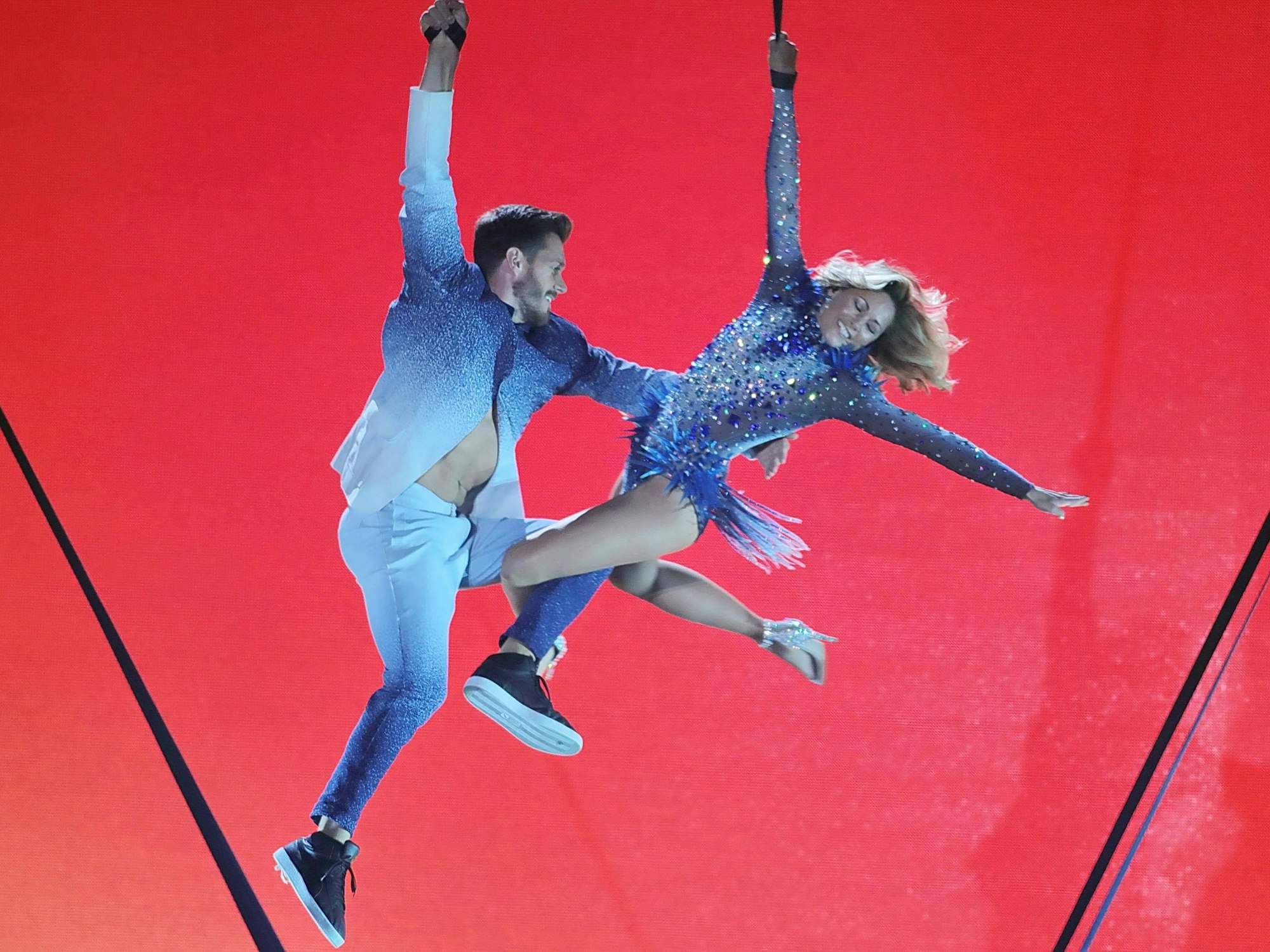 Helene Fischer mit ihrem Mann Thomas Seitel bei einer Akrobatik-Nummer.