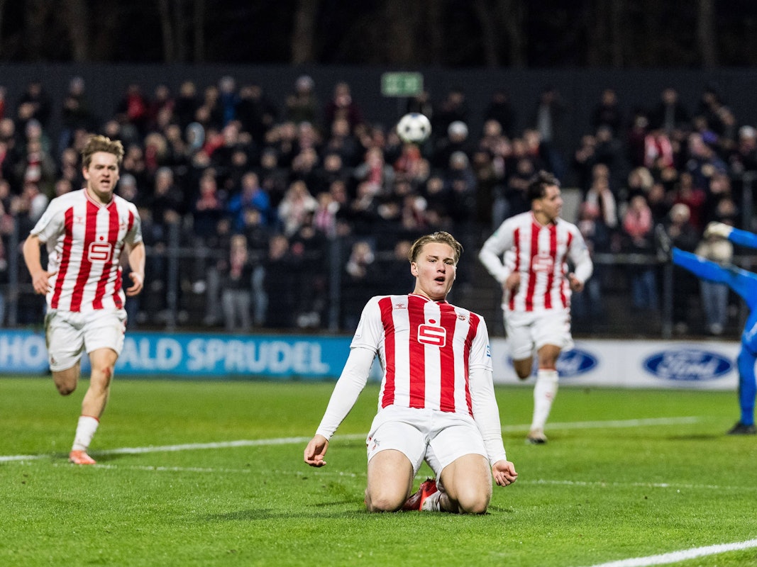 Fynn Schenten rutscht auf den Knien und jubelt.
