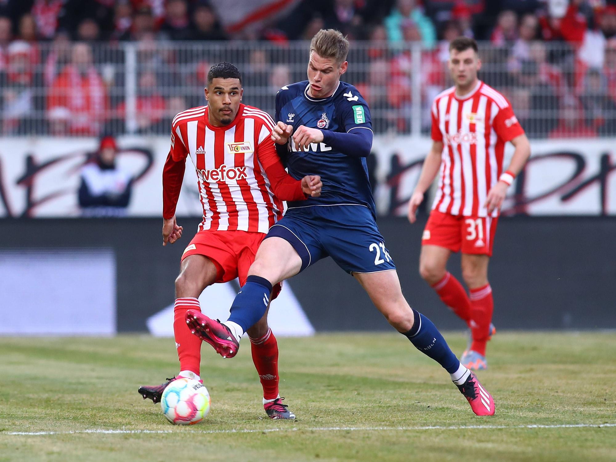 Danilho Doekhi von Union Berlin im Zweikampf mit Ex-FC-Stürmer Steffen Tigges.