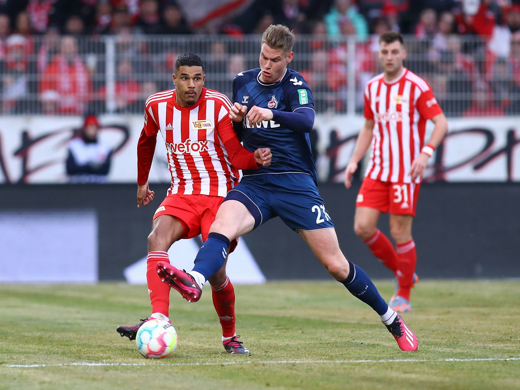 Danilho Doekhi von Union Berlin im Zweikampf mit Ex-FC-Stürmer Steffen Tigges.