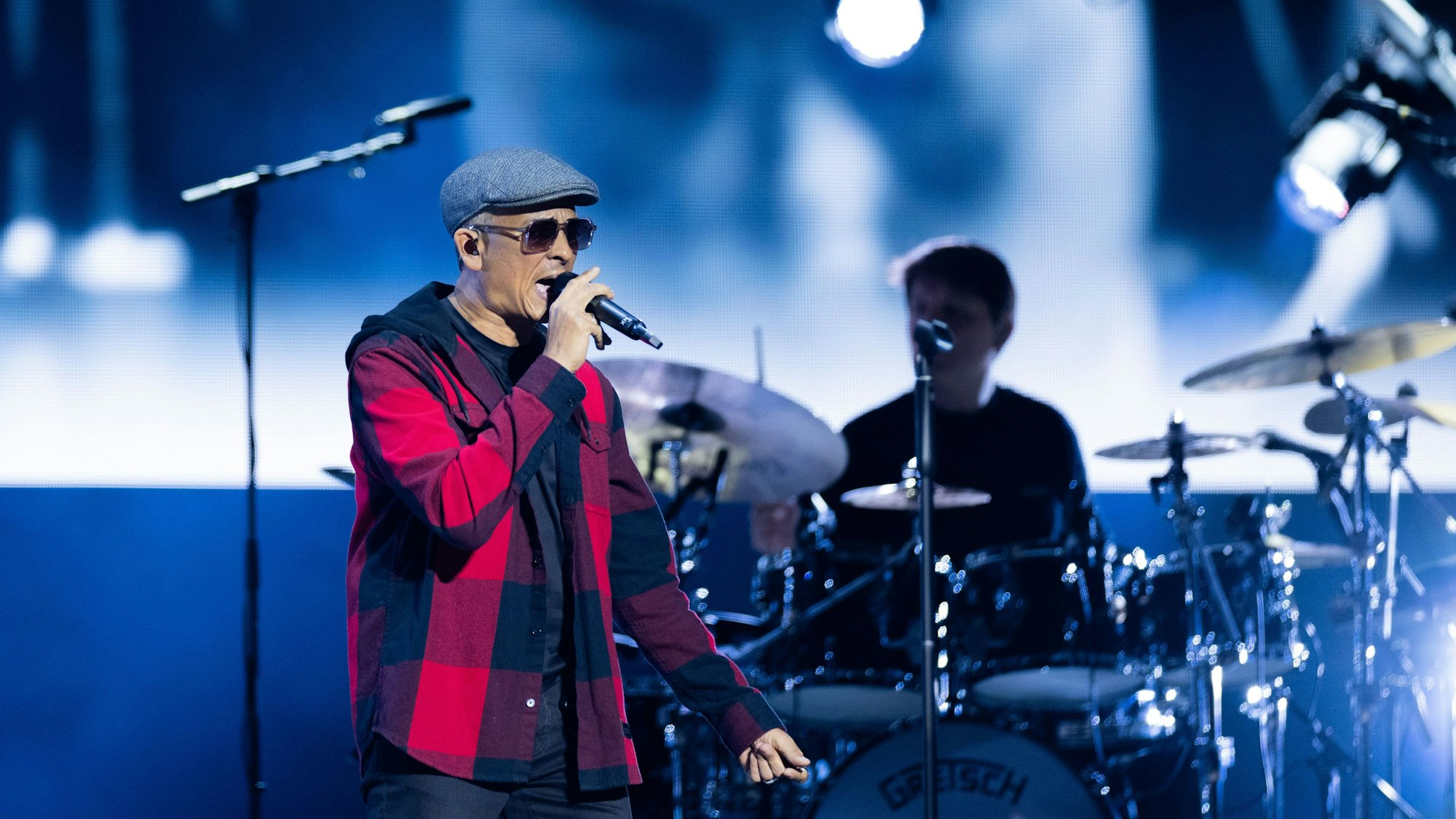 Sänger Xavier Naidoo steht beim Auftakt seiner Tour auf der Bühne.