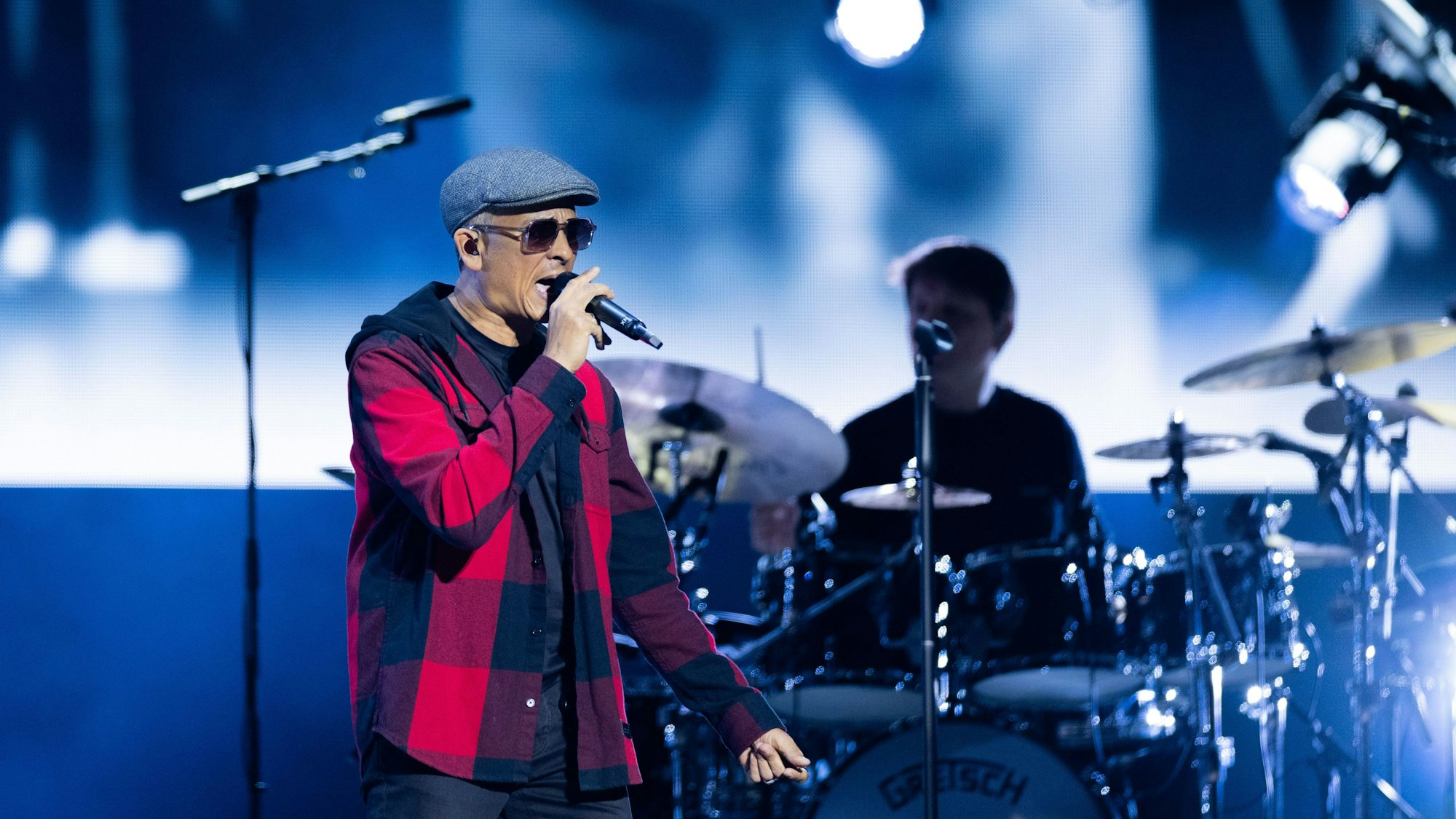 Sänger Xavier Naidoo steht beim Auftakt seiner Tour auf der Bühne.