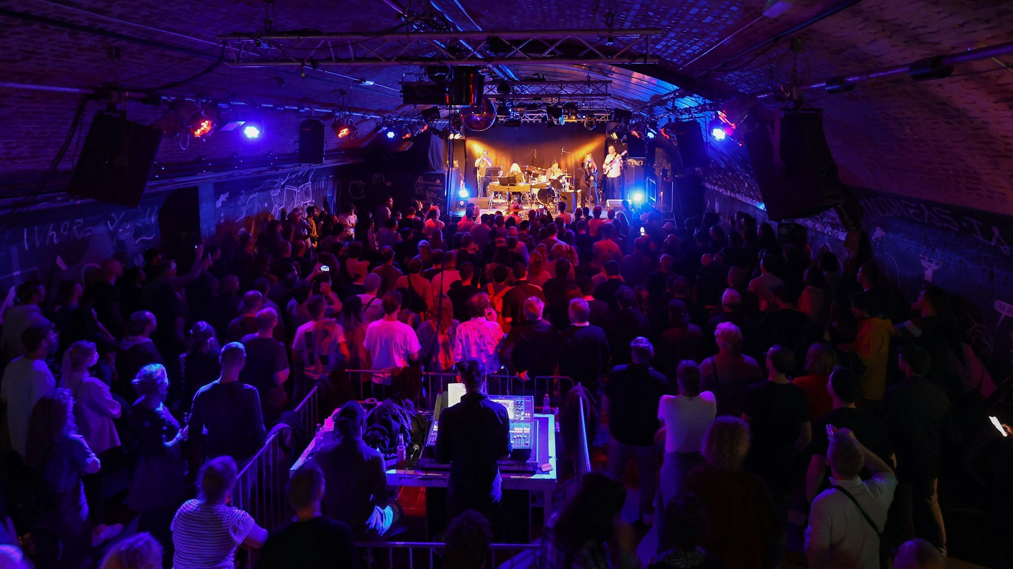 Eine tanzende Menschenmenge im Club Bahnhof Ehrenfeld.